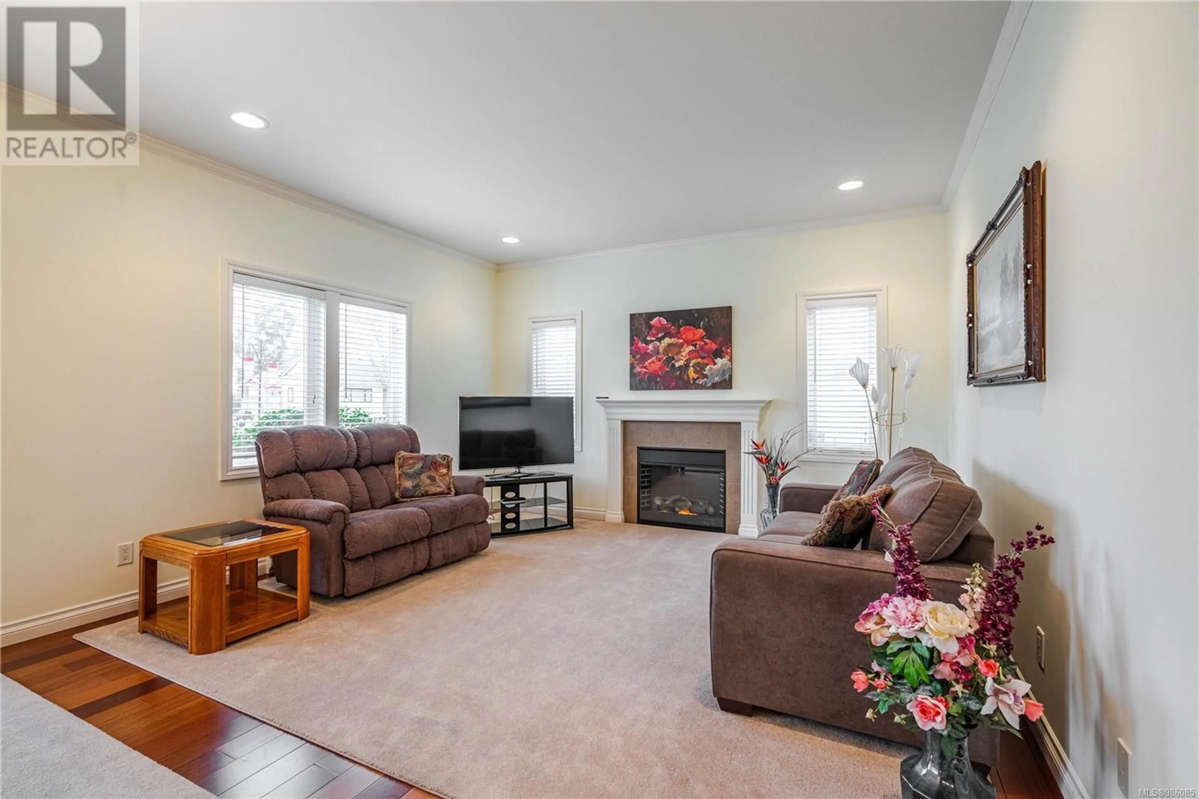 Living room with furniture, unknown for 6 9625 Fifth St, Sidney British Columbia V8L2W7