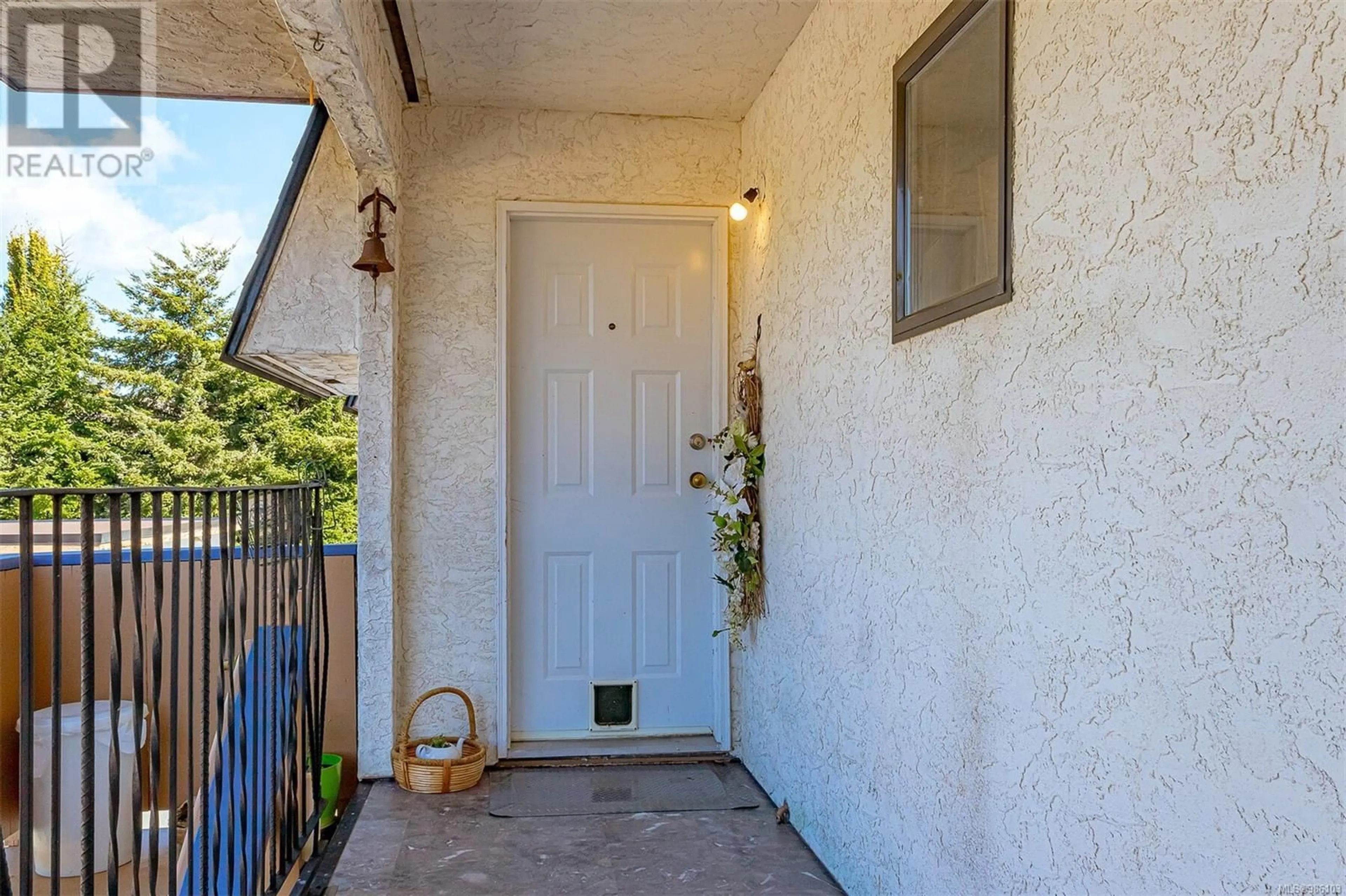 Indoor entryway for 8 2045 Gatewood Rd, Sooke British Columbia V9Z0L6