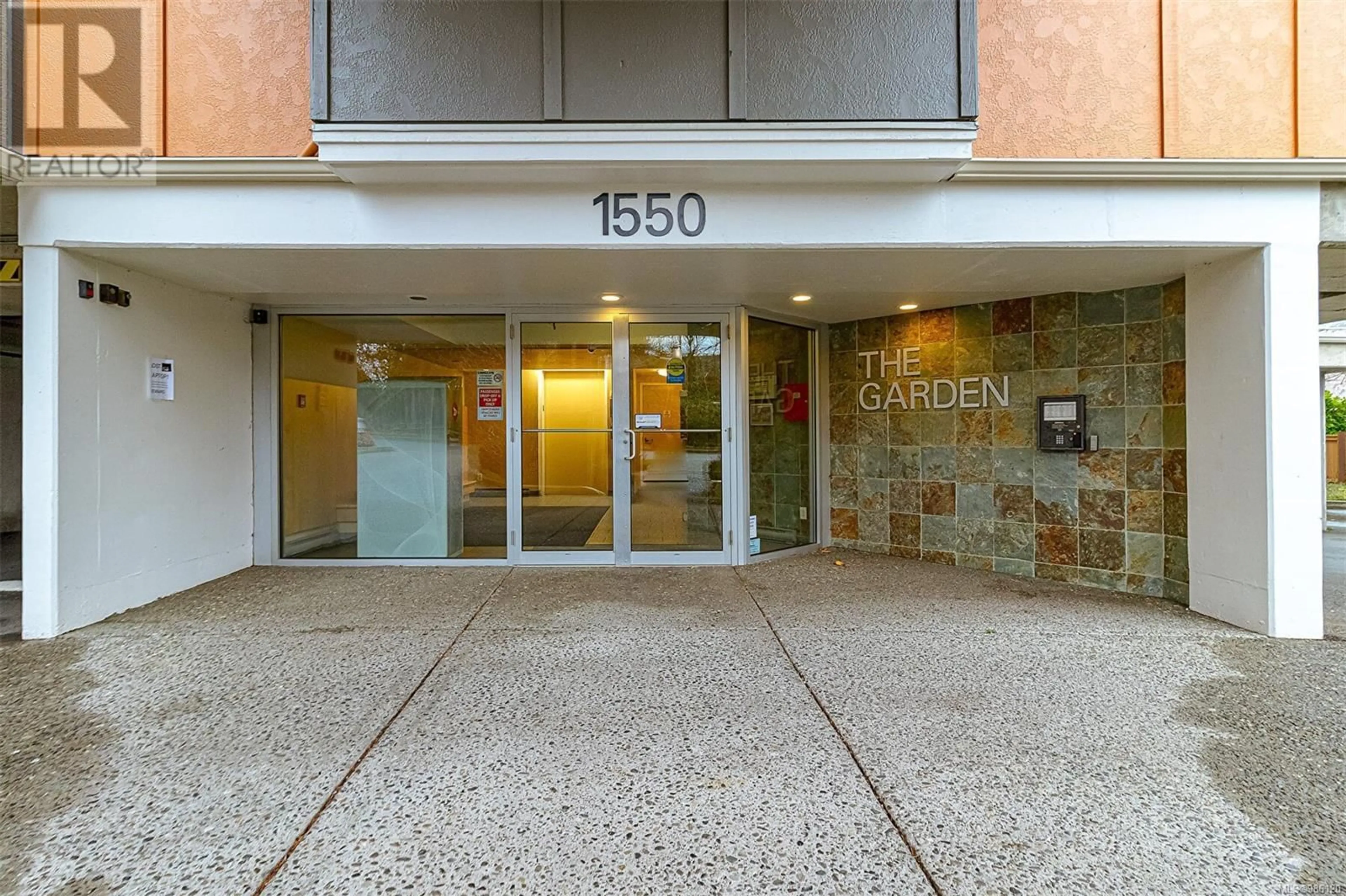 Indoor foyer for 206 1550 Church Ave, Saanich British Columbia V8P2H1