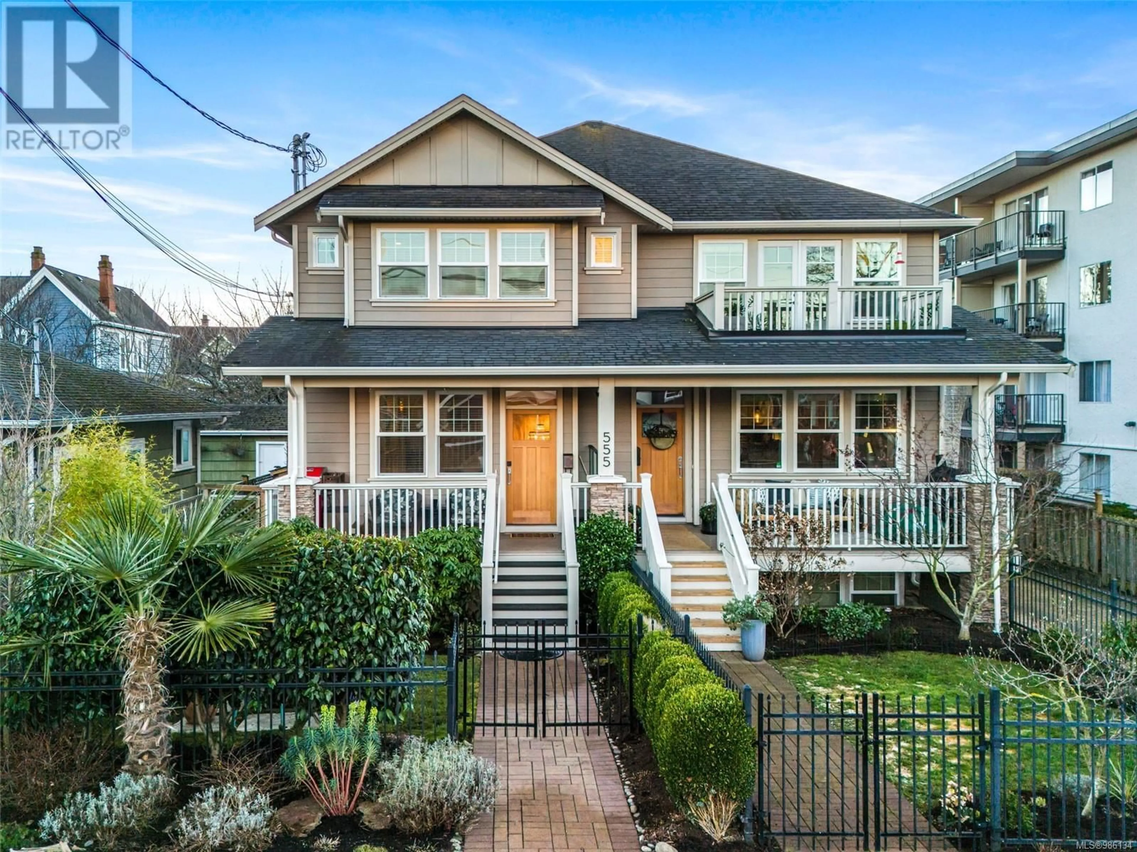 Home with brick exterior material, street for 1 555 Niagara St, Victoria British Columbia V8V1H2