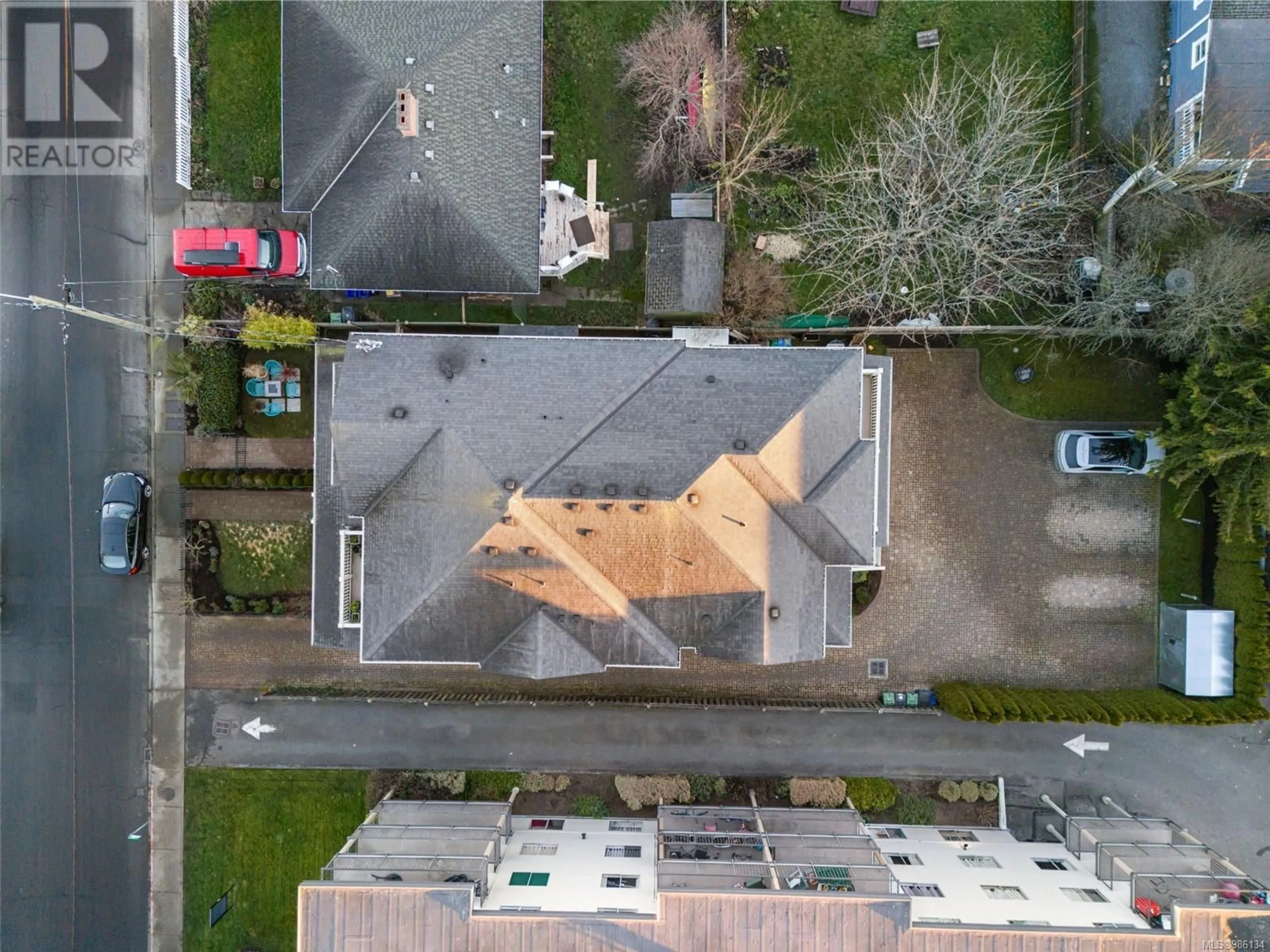 A pic from outside/outdoor area/front of a property/back of a property/a pic from drone, street for 1 555 Niagara St, Victoria British Columbia V8V1H2