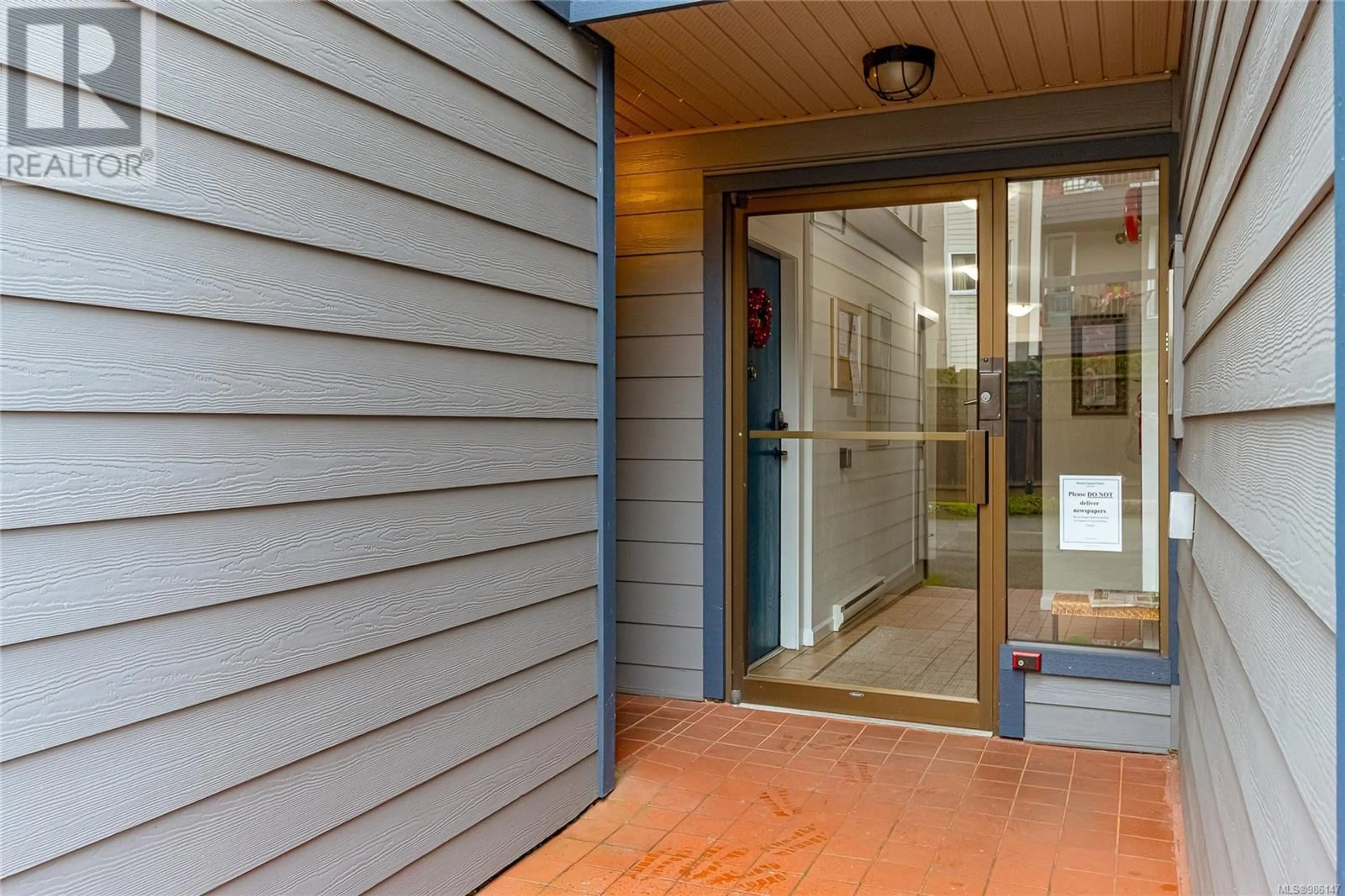 Indoor entryway for 201 2427 Amherst Ave, Sidney British Columbia V8L2H1