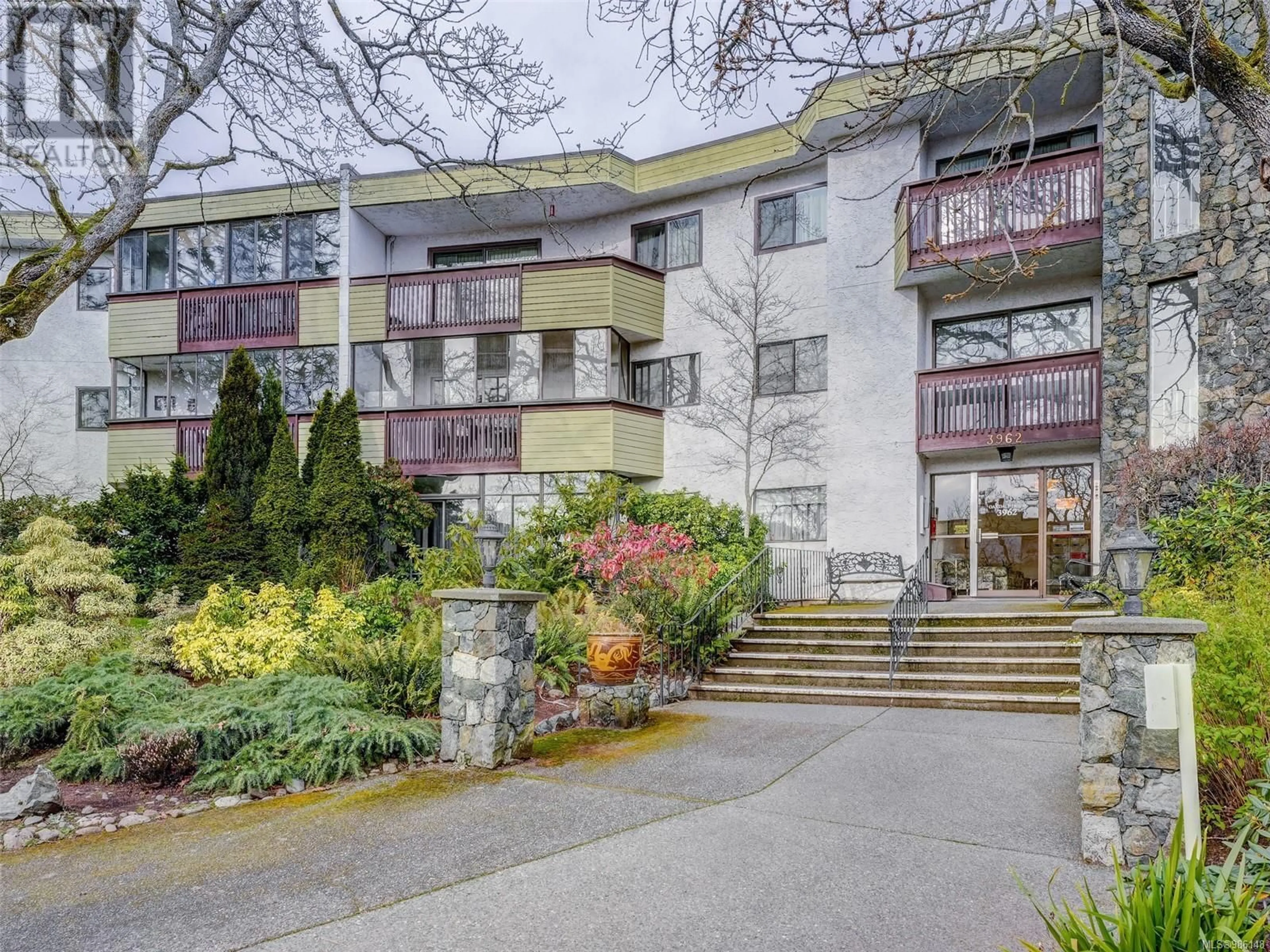 Indoor foyer for 321 3962 Cedar Hill Rd, Saanich British Columbia V8N3B8