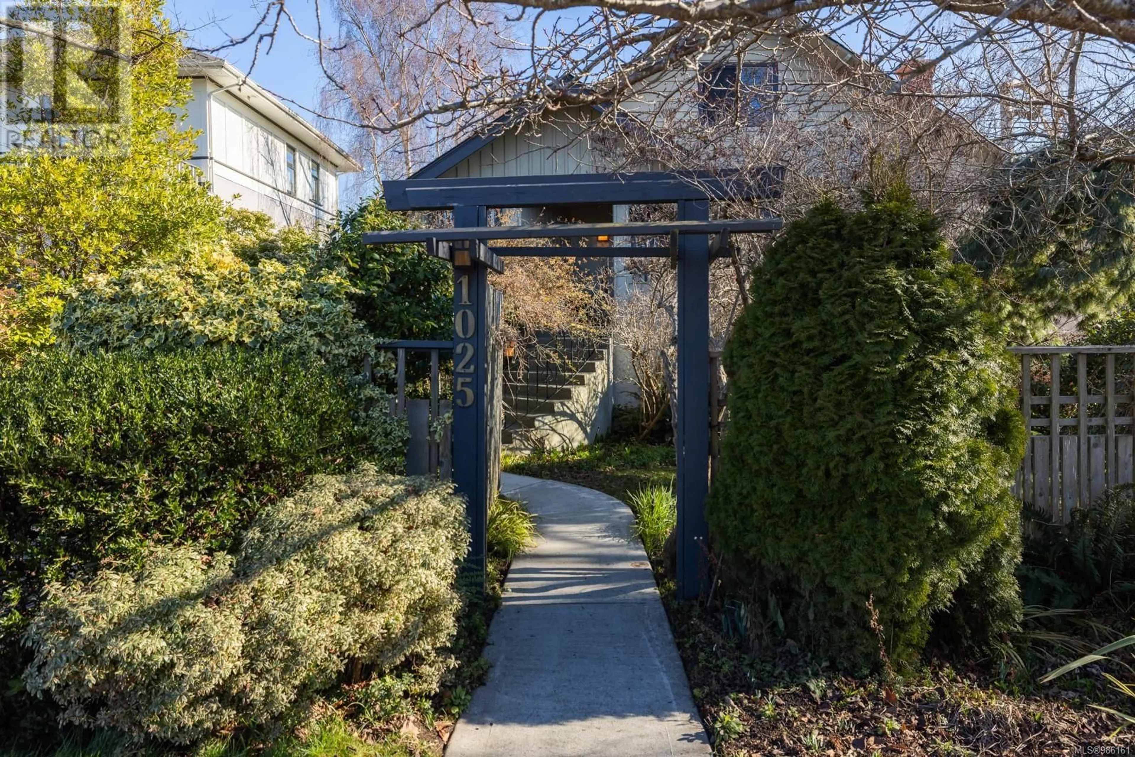 Patio, street for 1025 Monterey Ave, Oak Bay British Columbia V8S4V4