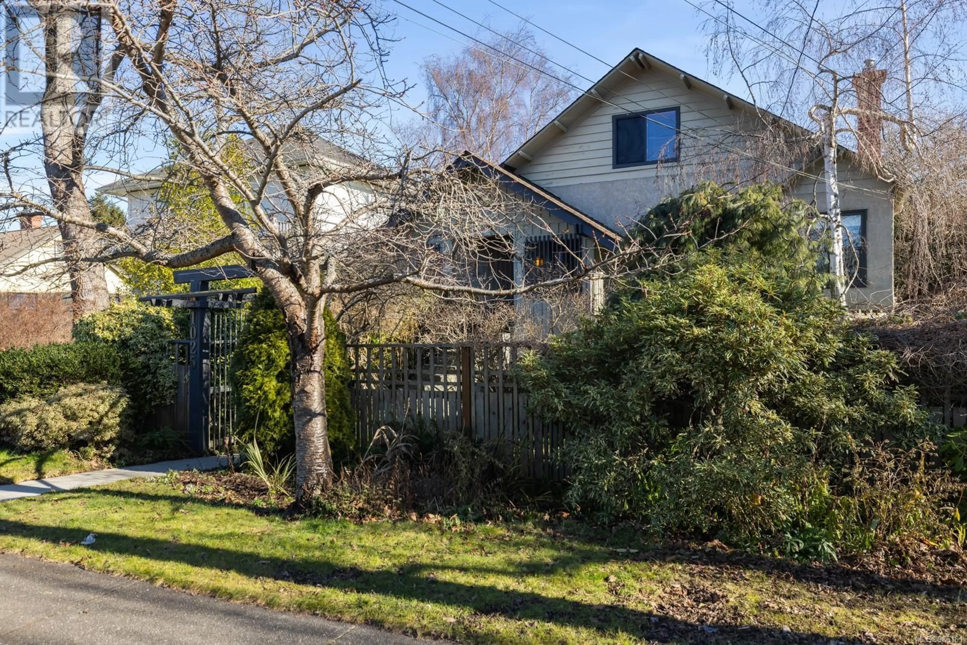 A pic from outside/outdoor area/front of a property/back of a property/a pic from drone, street for 1025 Monterey Ave, Oak Bay British Columbia V8S4V4