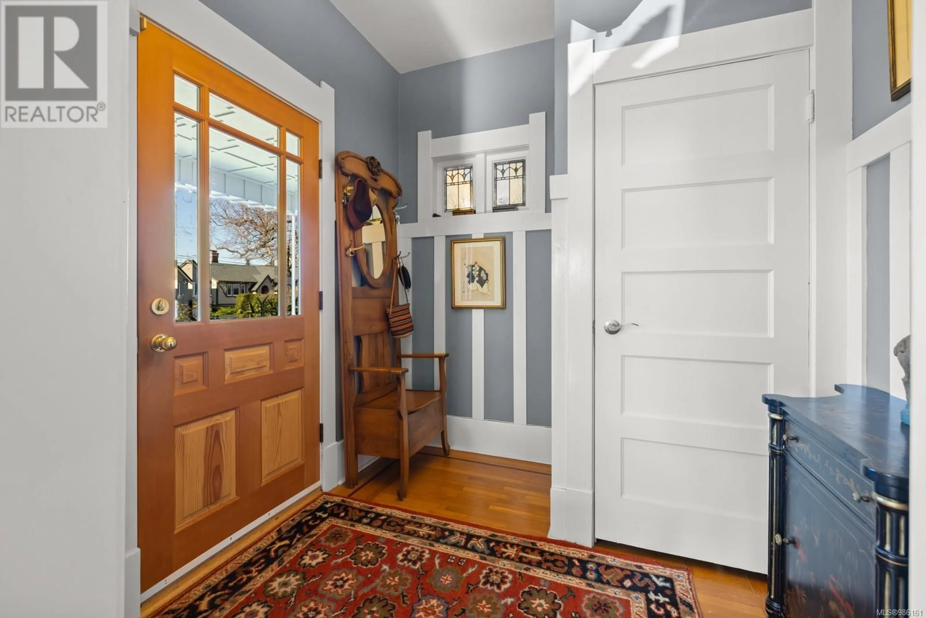 Indoor entryway for 1025 Monterey Ave, Oak Bay British Columbia V8S4V4