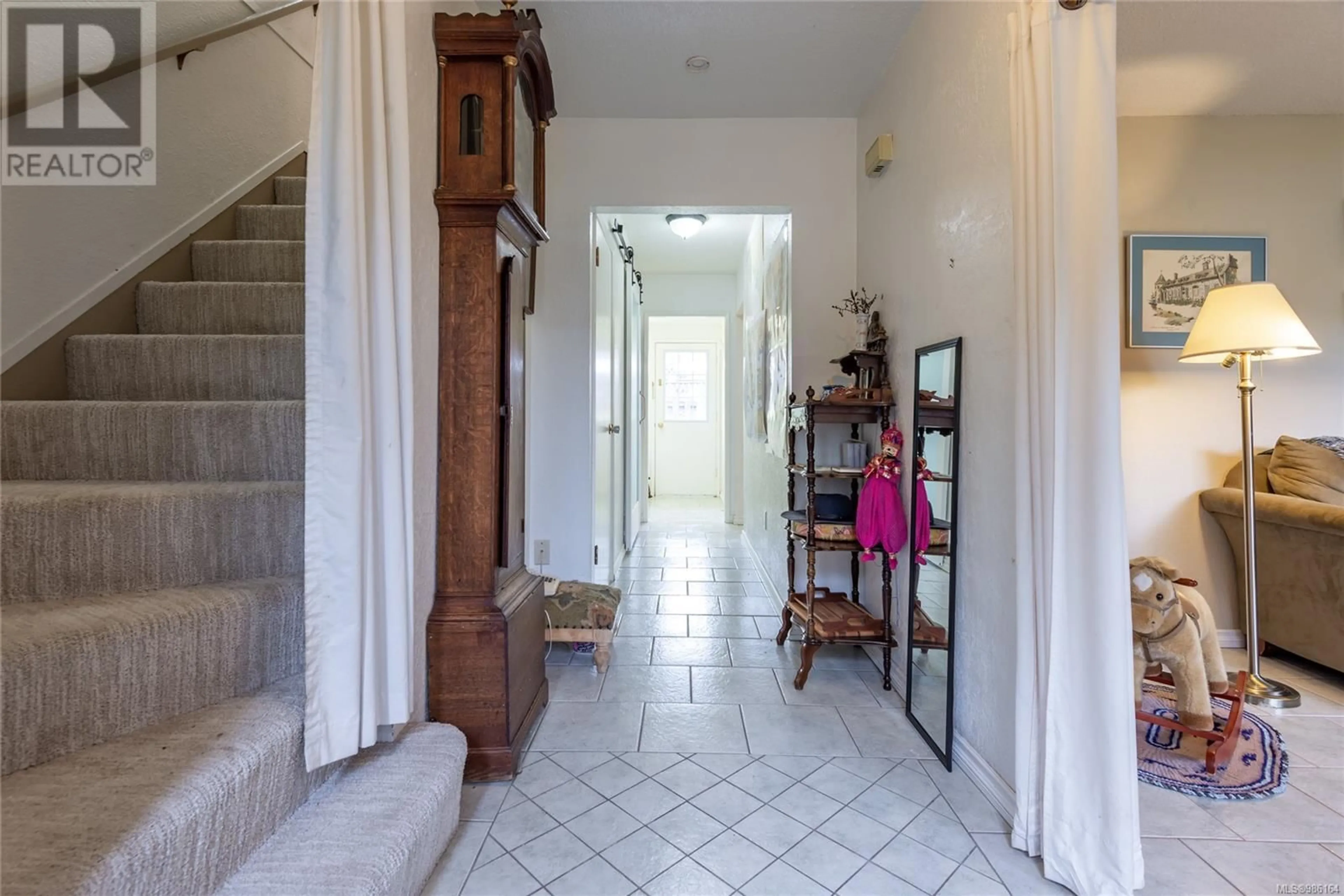 Indoor foyer for 11 500 Muchalat Pl, Gold River British Columbia V0P1G0