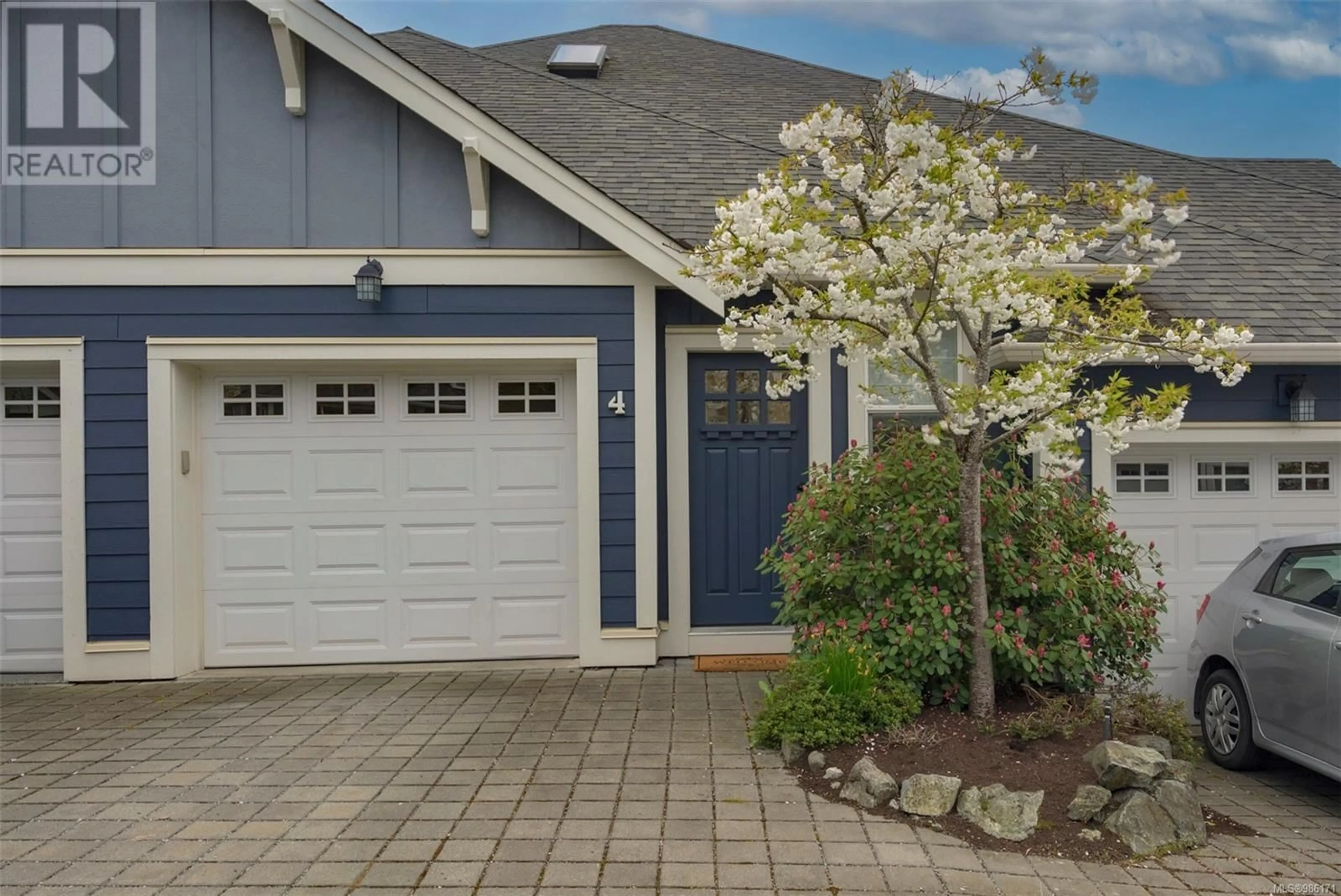 Home with vinyl exterior material, street for 4 4583 Wilkinson Rd, Saanich British Columbia V8Z5C3