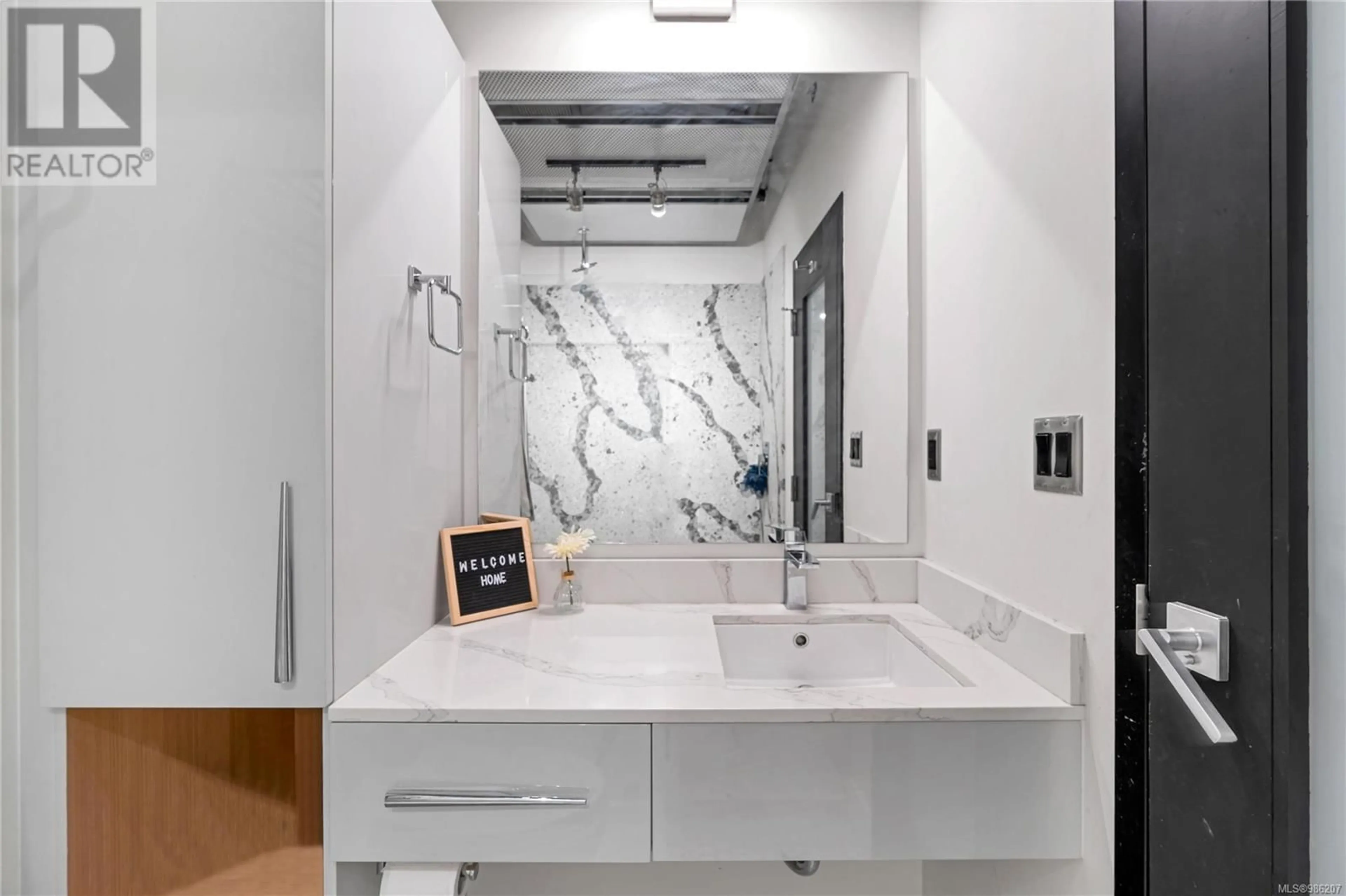 Contemporary bathroom, ceramic/tile floor for 628 1029 View St, Victoria British Columbia V8V0C9