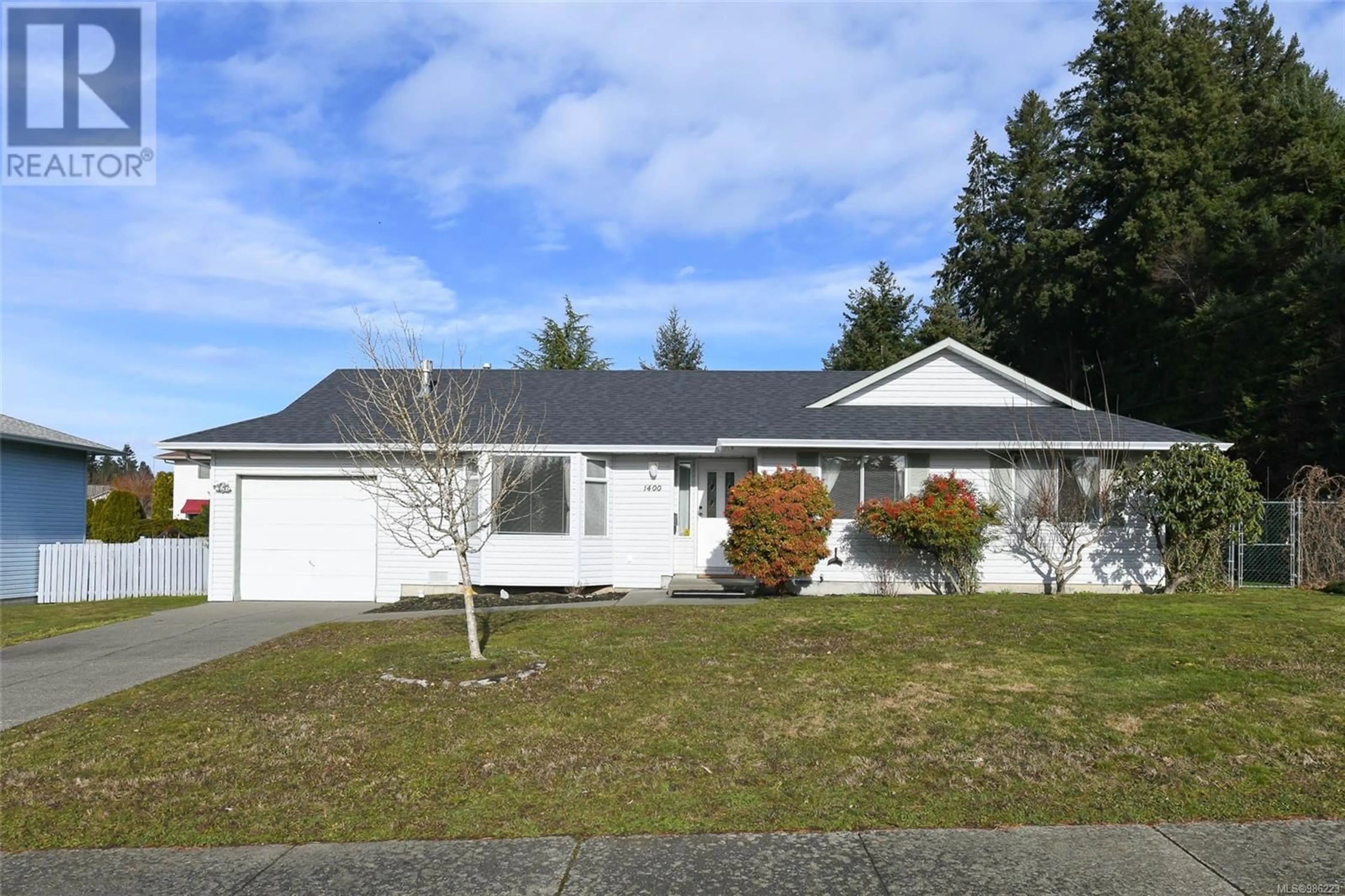 Home with vinyl exterior material, street for 1400 Dogwood Ave, Comox British Columbia V9M2Z5