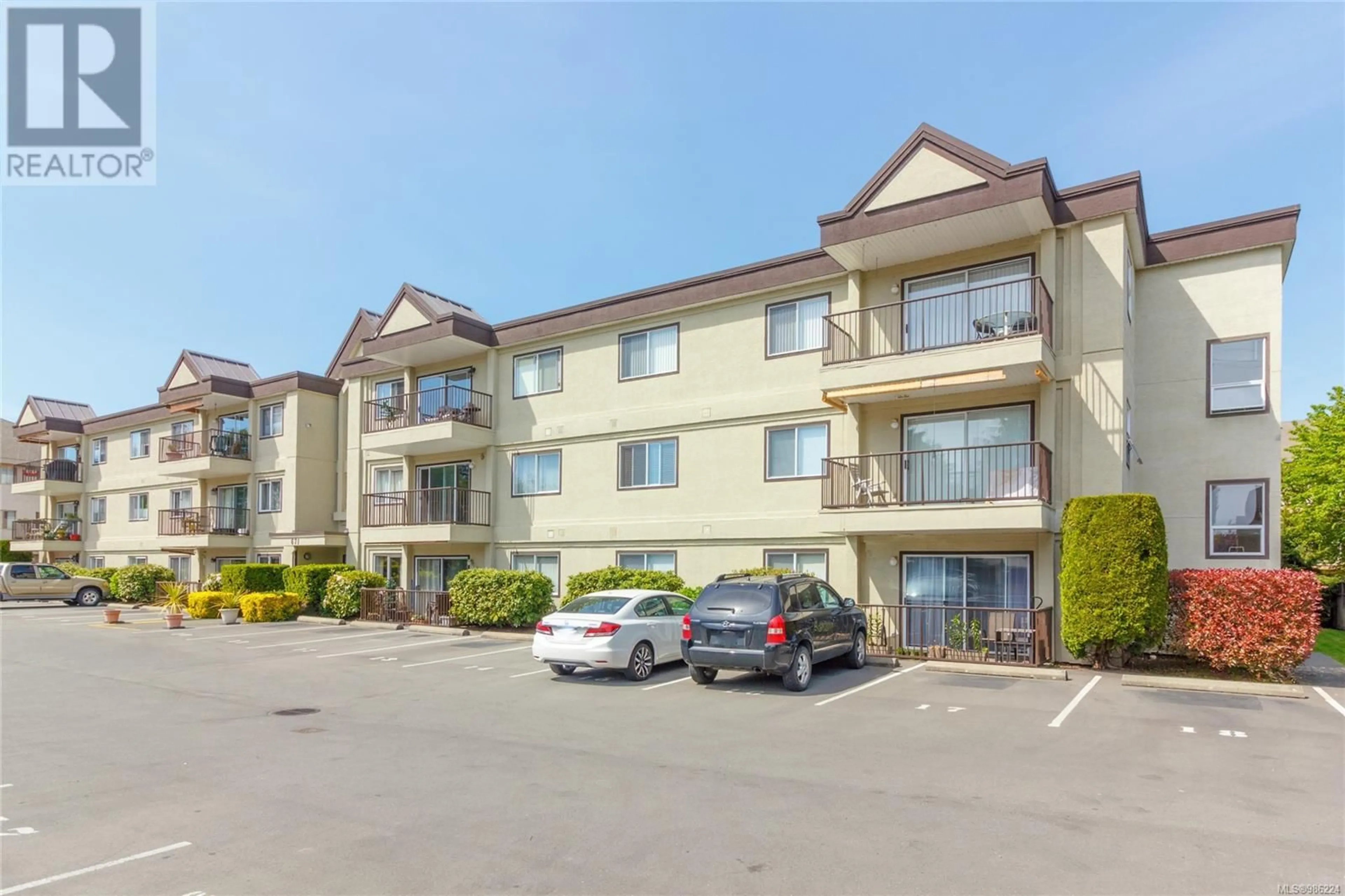 Patio, mountain view for 104 - 671 TRUNK ROAD, Duncan British Columbia V9L2R3