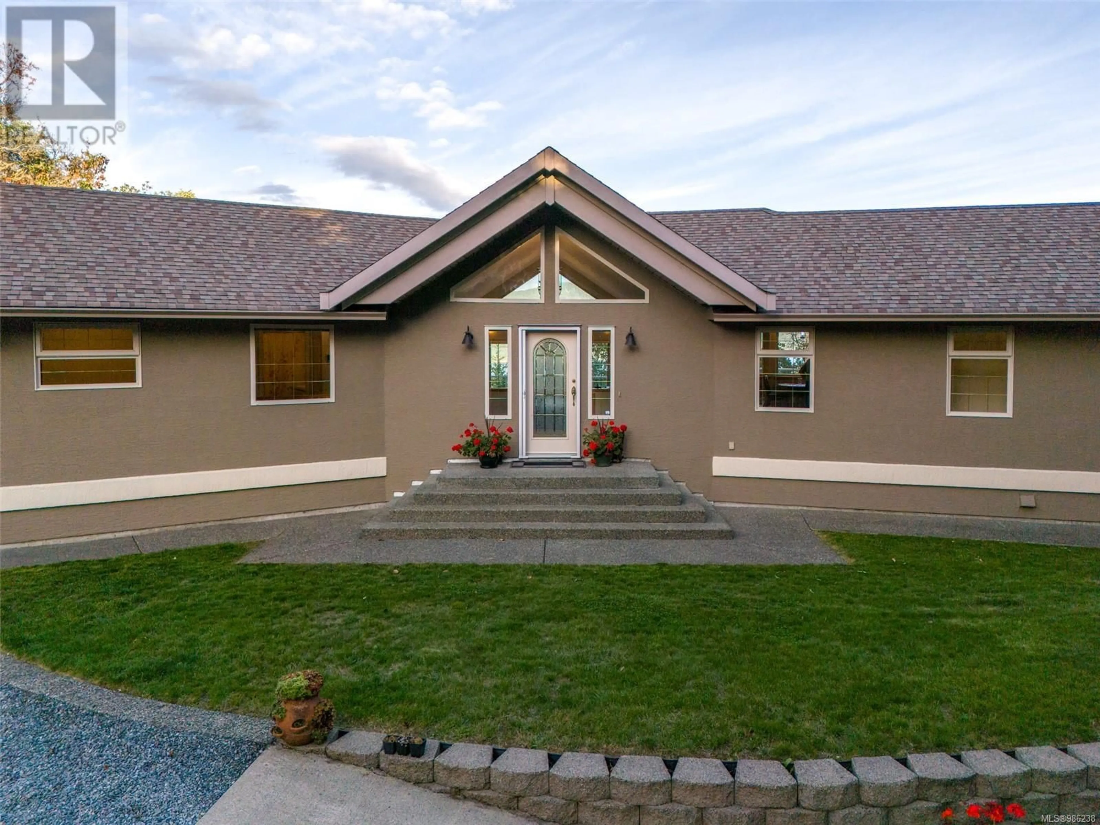 Home with vinyl exterior material, unknown for 939 Pacific Pl, Duncan British Columbia V9L5S5