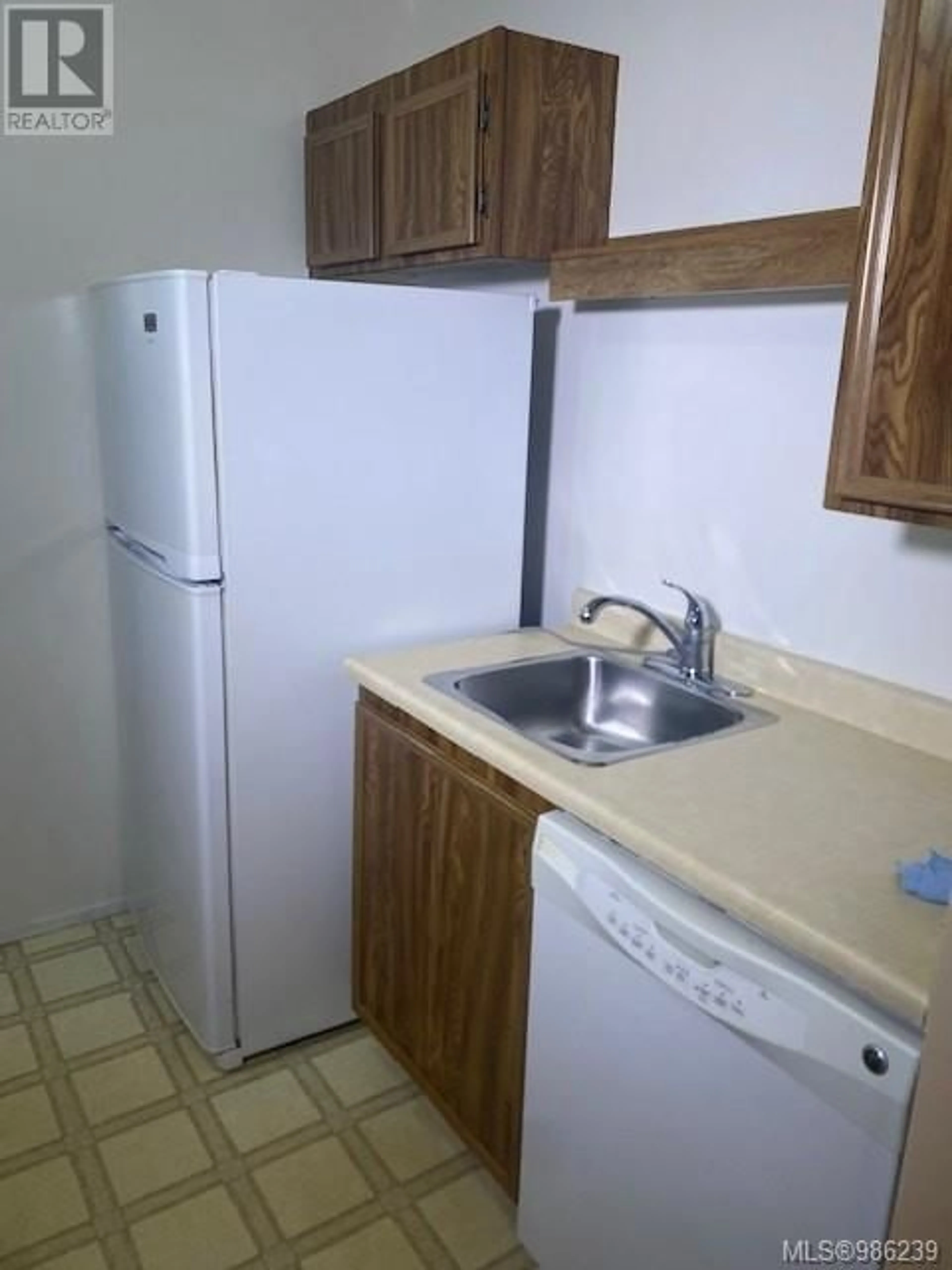 Standard kitchen, unknown for 202 4724 Uplands Dr, Nanaimo British Columbia V9T4S8