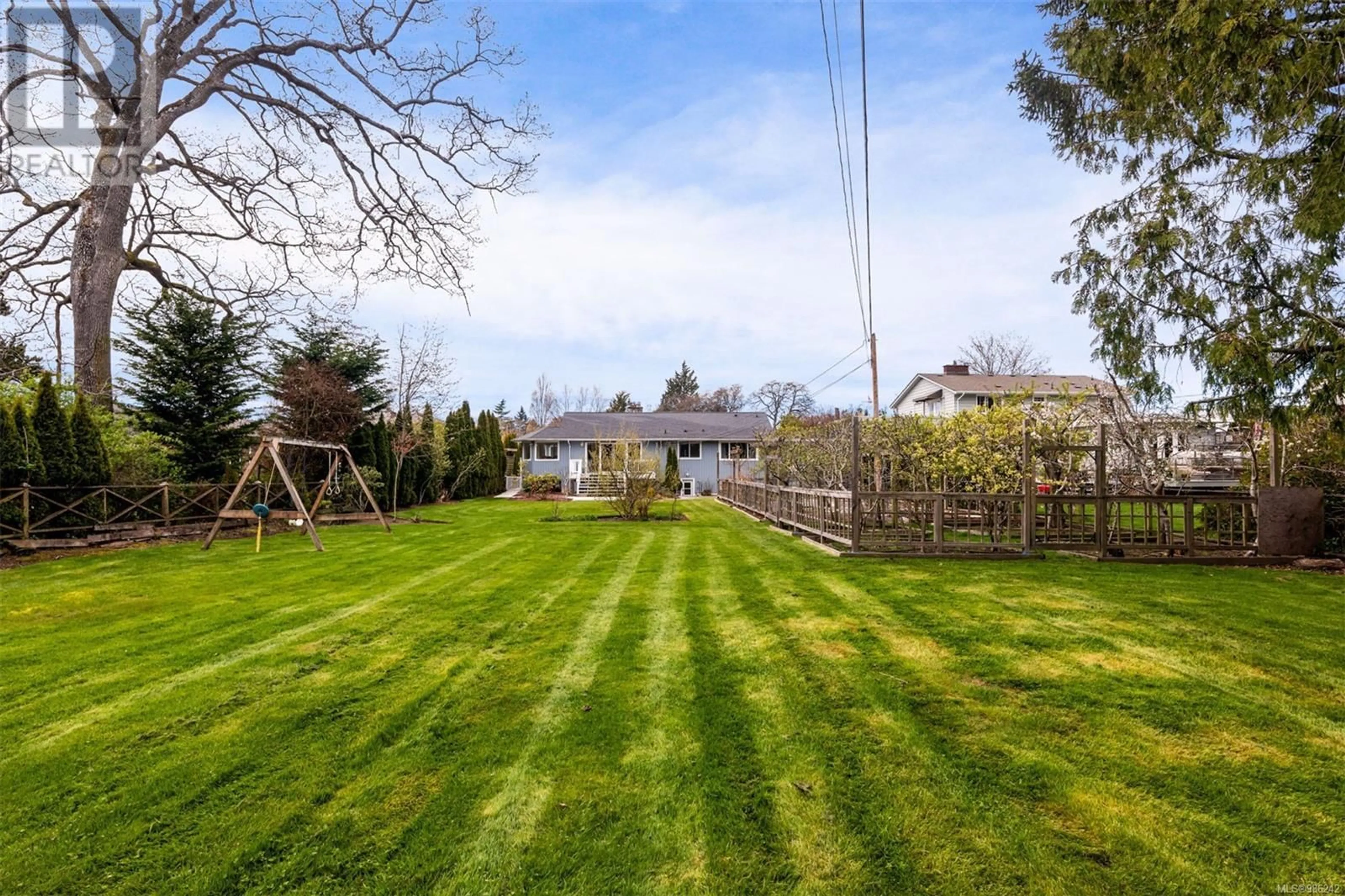 A pic from outside/outdoor area/front of a property/back of a property/a pic from drone, water/lake/river/ocean view for 3371 WOODBURN AVENUE, Oak Bay British Columbia V8P5B8