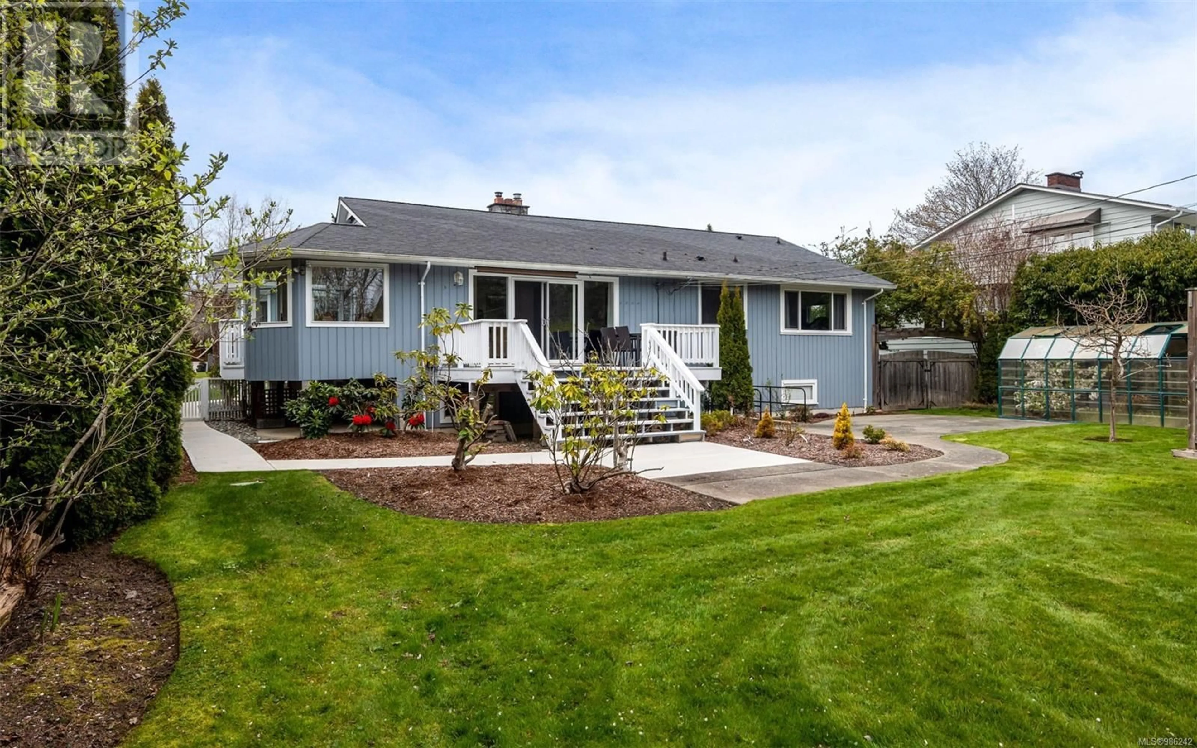 Home with vinyl exterior material, street for 3371 WOODBURN AVENUE, Oak Bay British Columbia V8P5B8