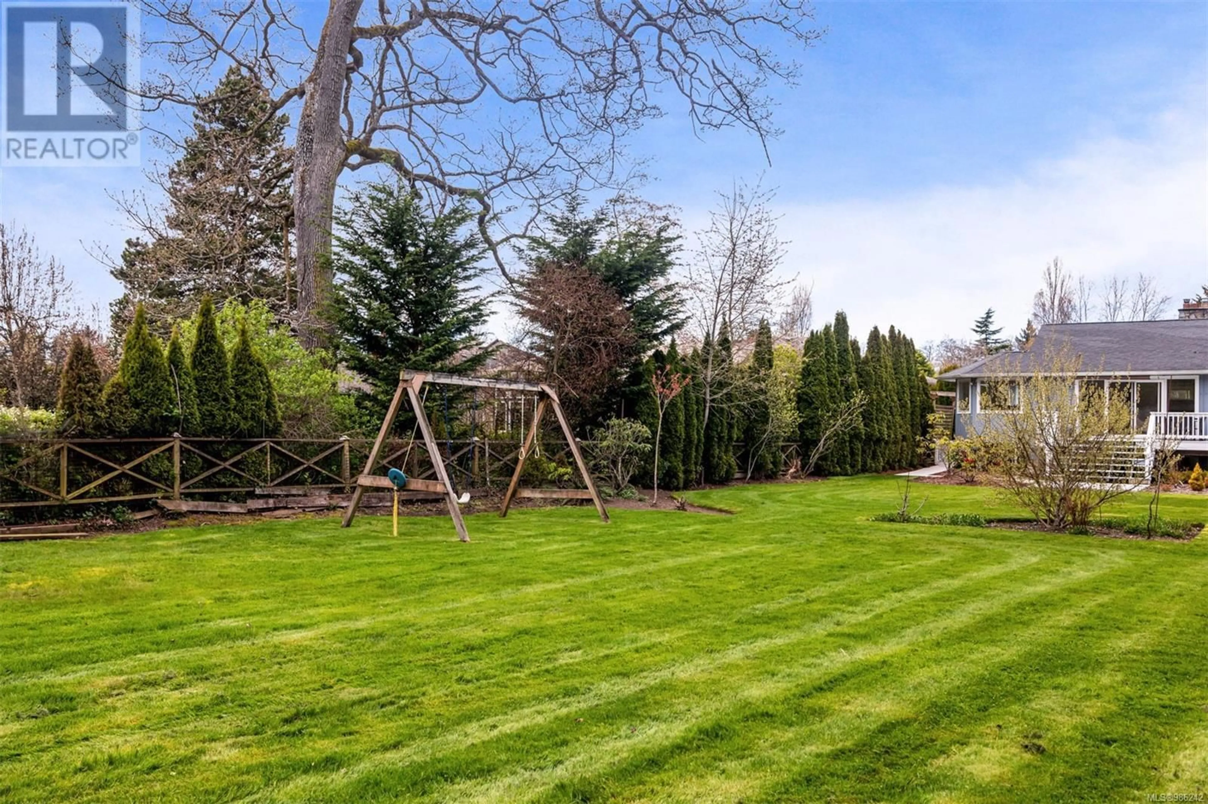 A pic from outside/outdoor area/front of a property/back of a property/a pic from drone, forest/trees view for 3371 WOODBURN AVENUE, Oak Bay British Columbia V8P5B8