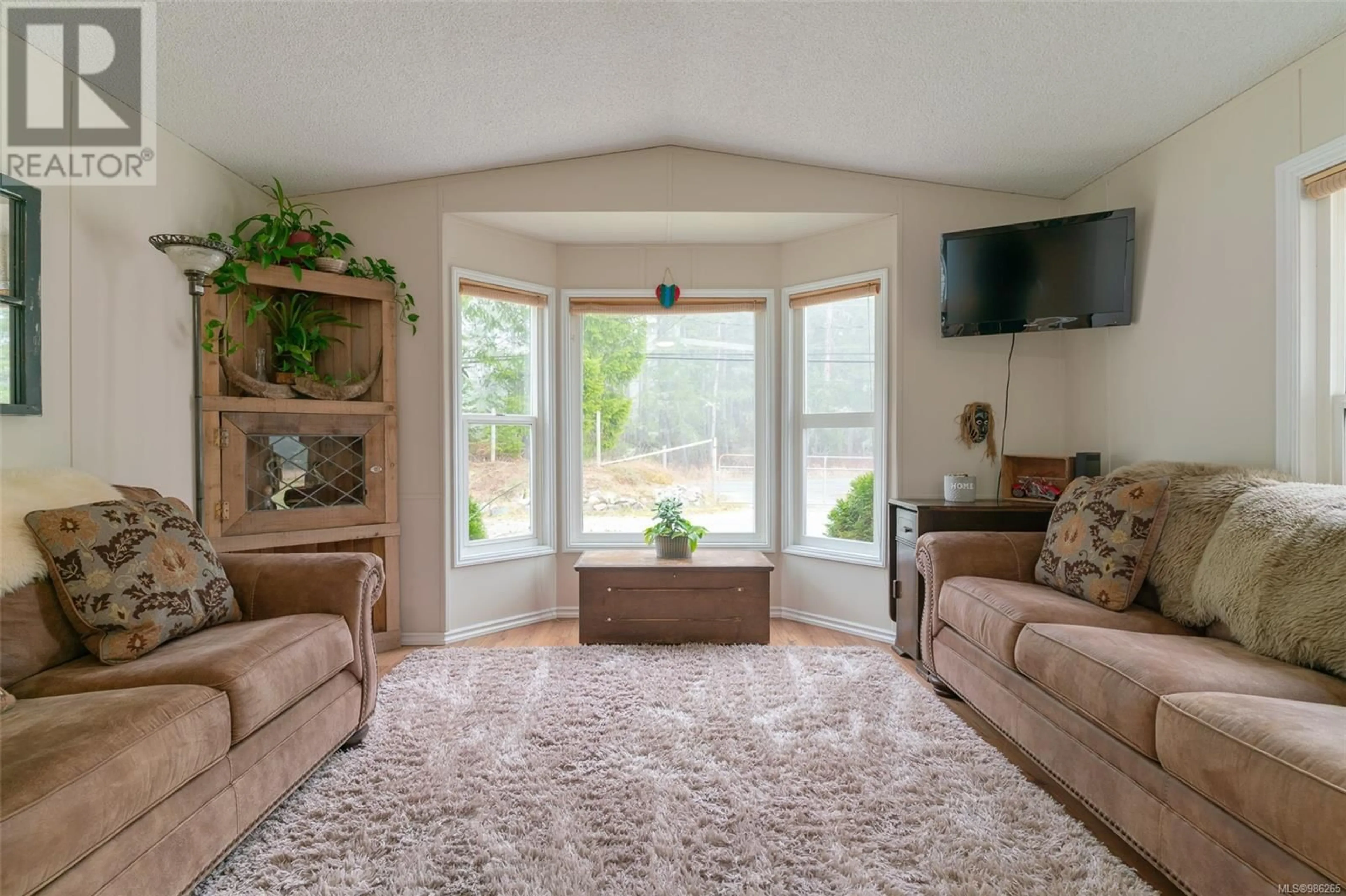 Living room with furniture, unknown for 7100 Beaver Creek Rd, Port Alberni British Columbia V9Y8M3