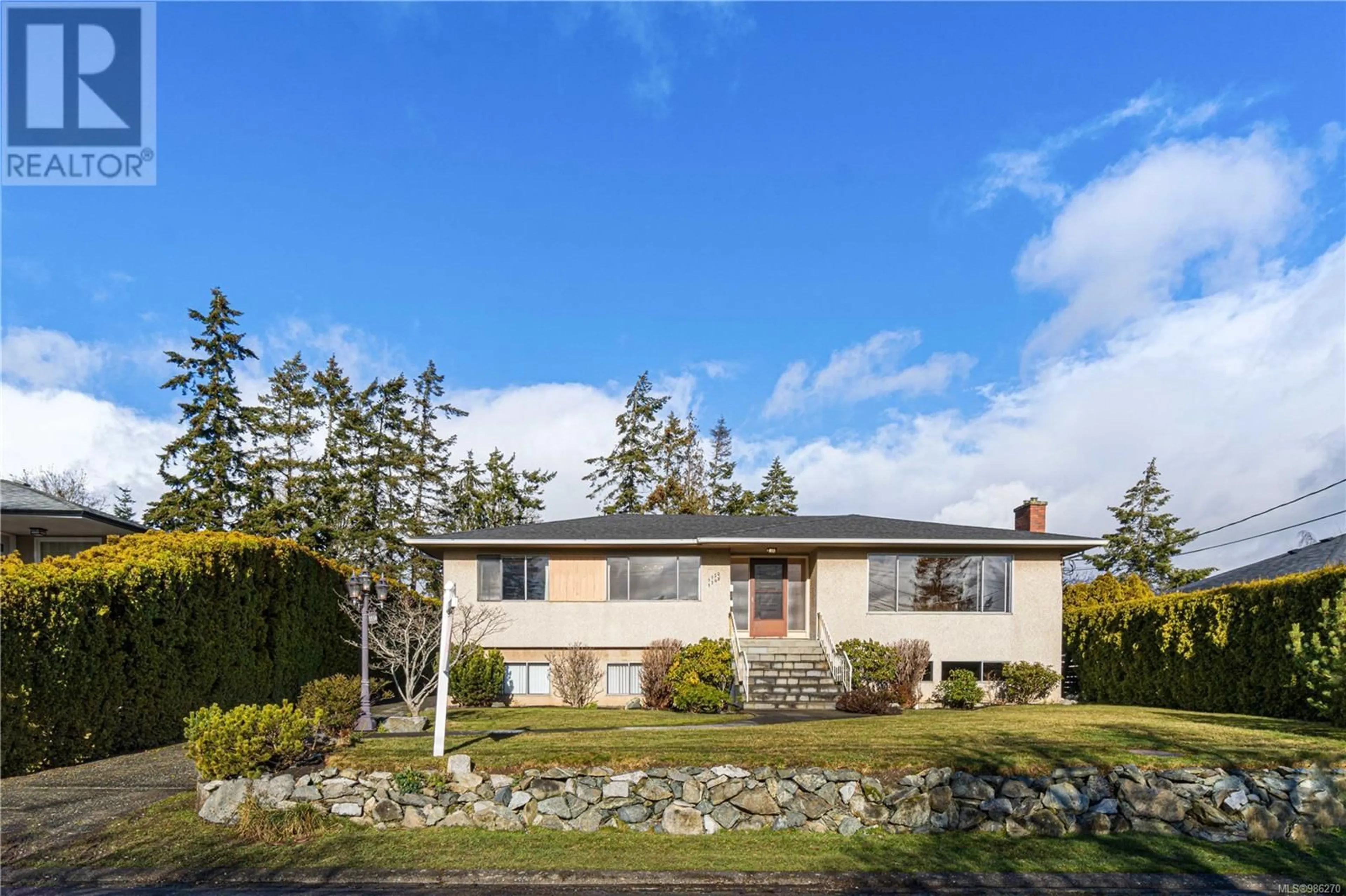 A pic from outside/outdoor area/front of a property/back of a property/a pic from drone, street for 1150 Hadfield Ave, Esquimalt British Columbia V9A5N7