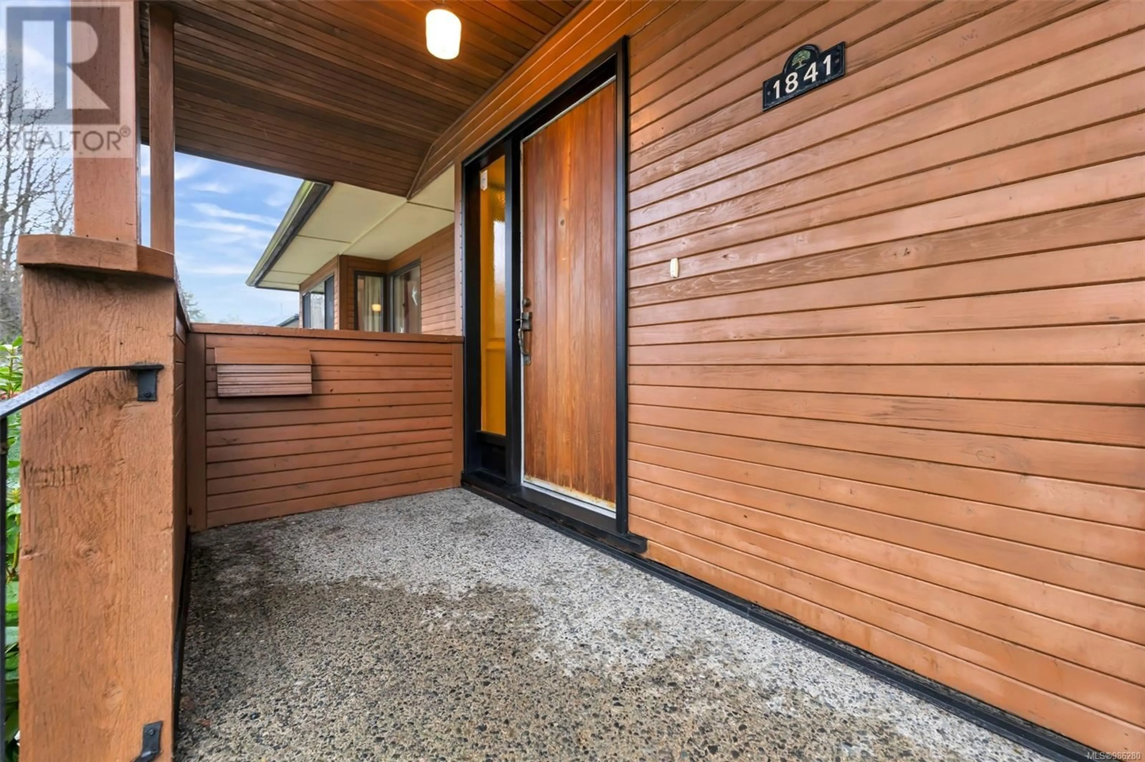 Indoor entryway for 1841 Gonzales Ave, Victoria British Columbia V8S1T9