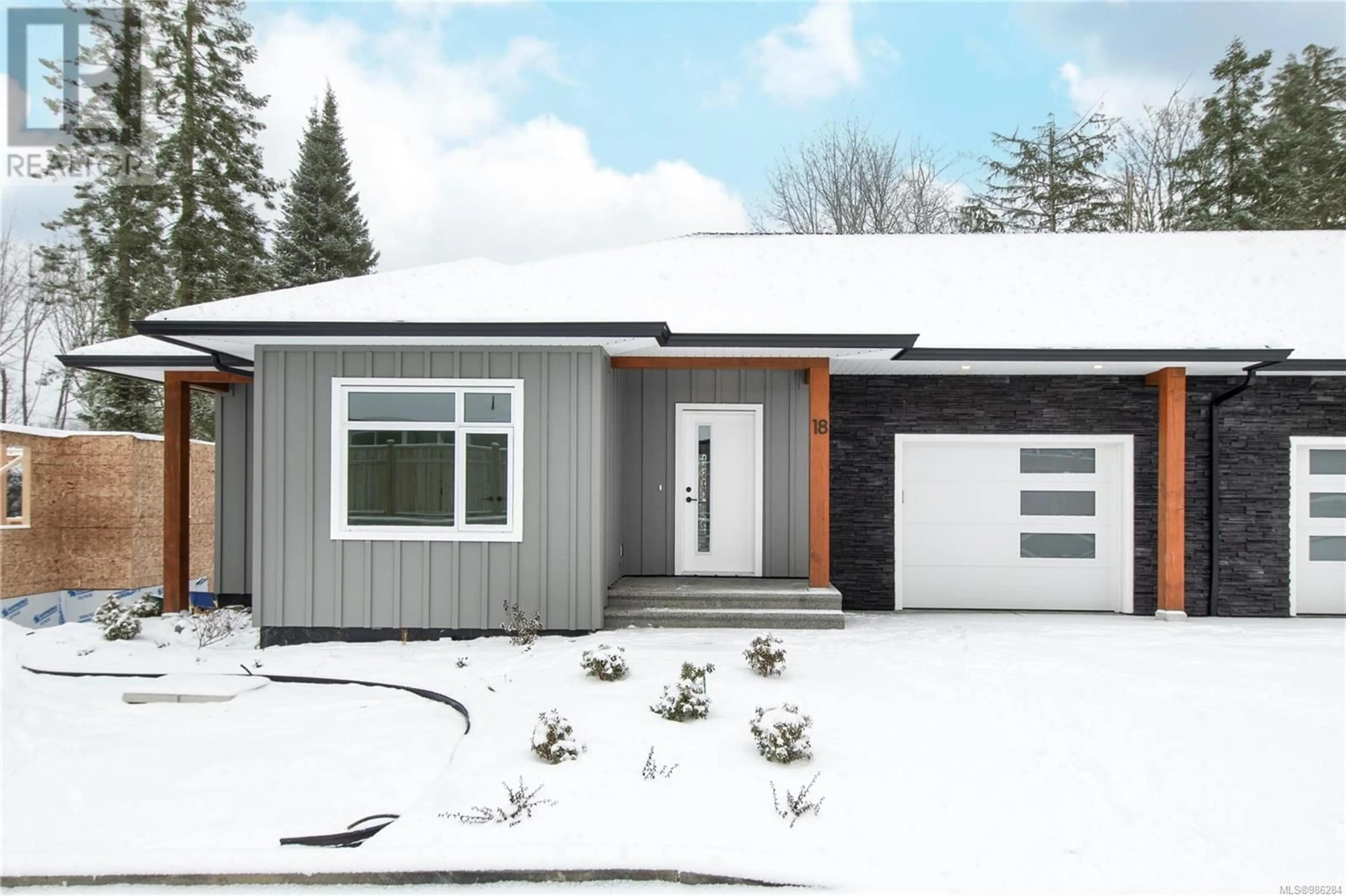 Home with vinyl exterior material, street for 18 - 1580 GLEN EAGLE DRIVE, Campbell River British Columbia V9W0B3