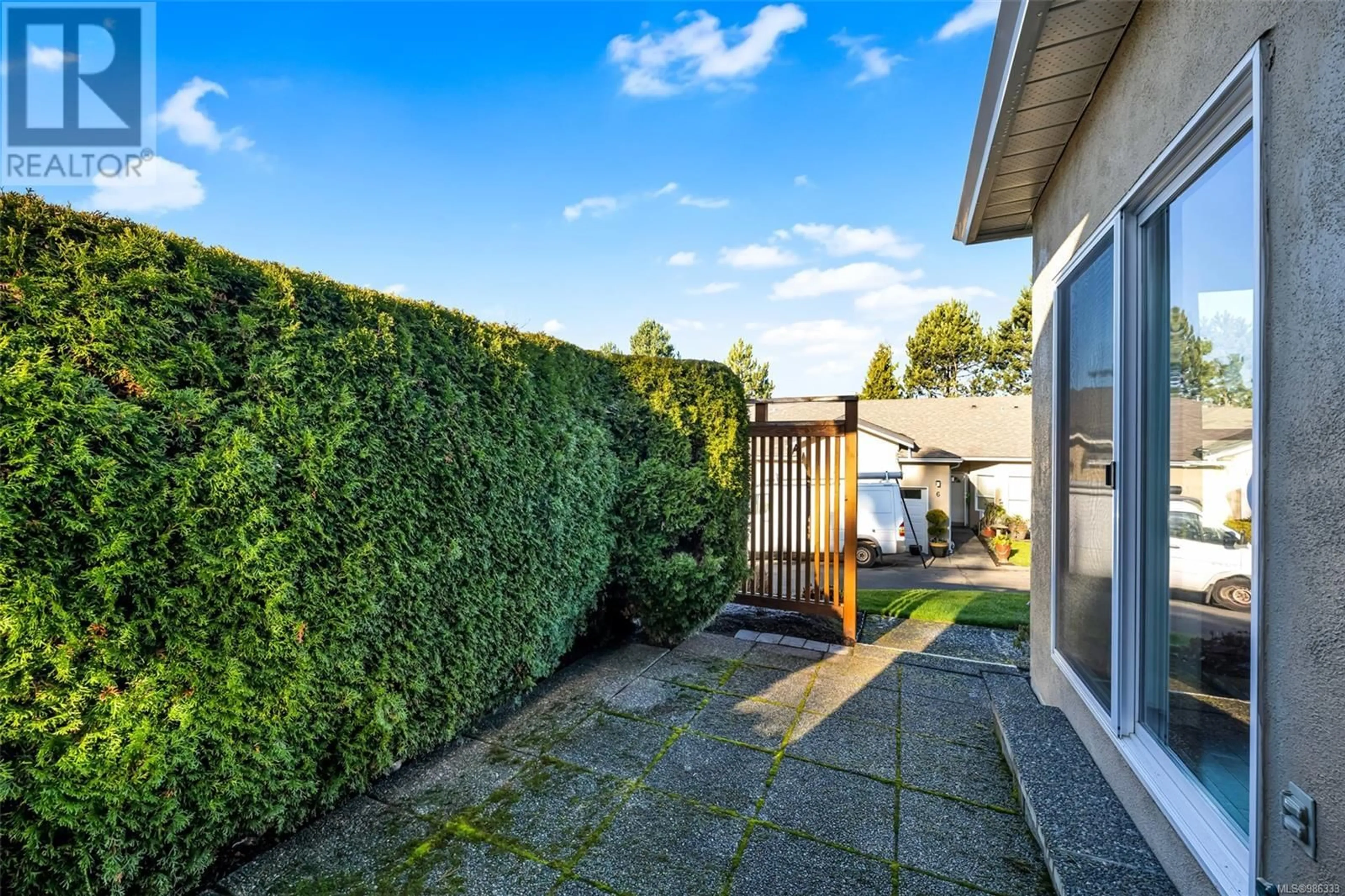 Patio, street for 8 4291 Quadra St, Saanich British Columbia V8X1L5