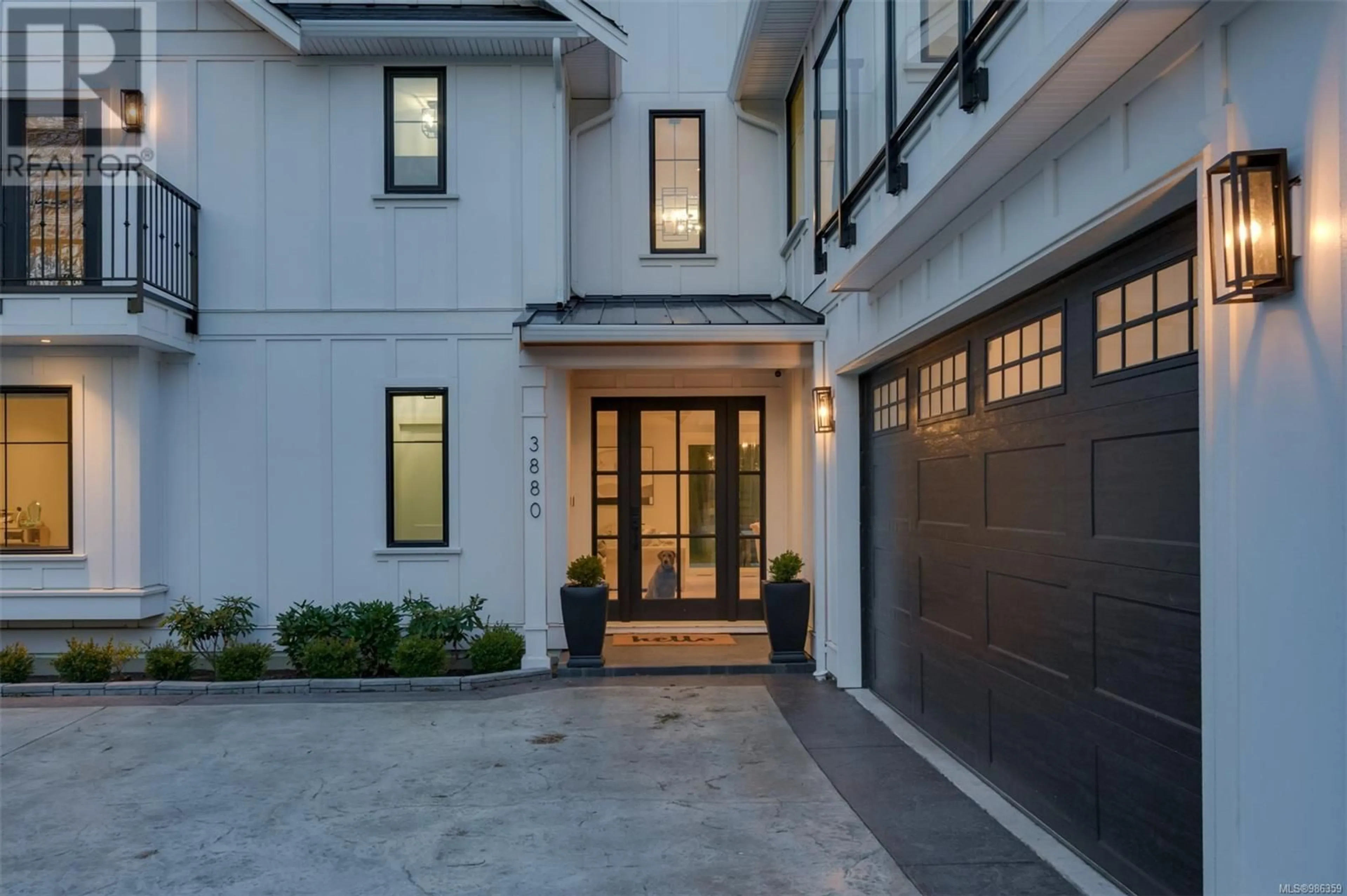 Indoor entryway for 3880 Cadboro Bay Rd, Saanich British Columbia V8N4G5