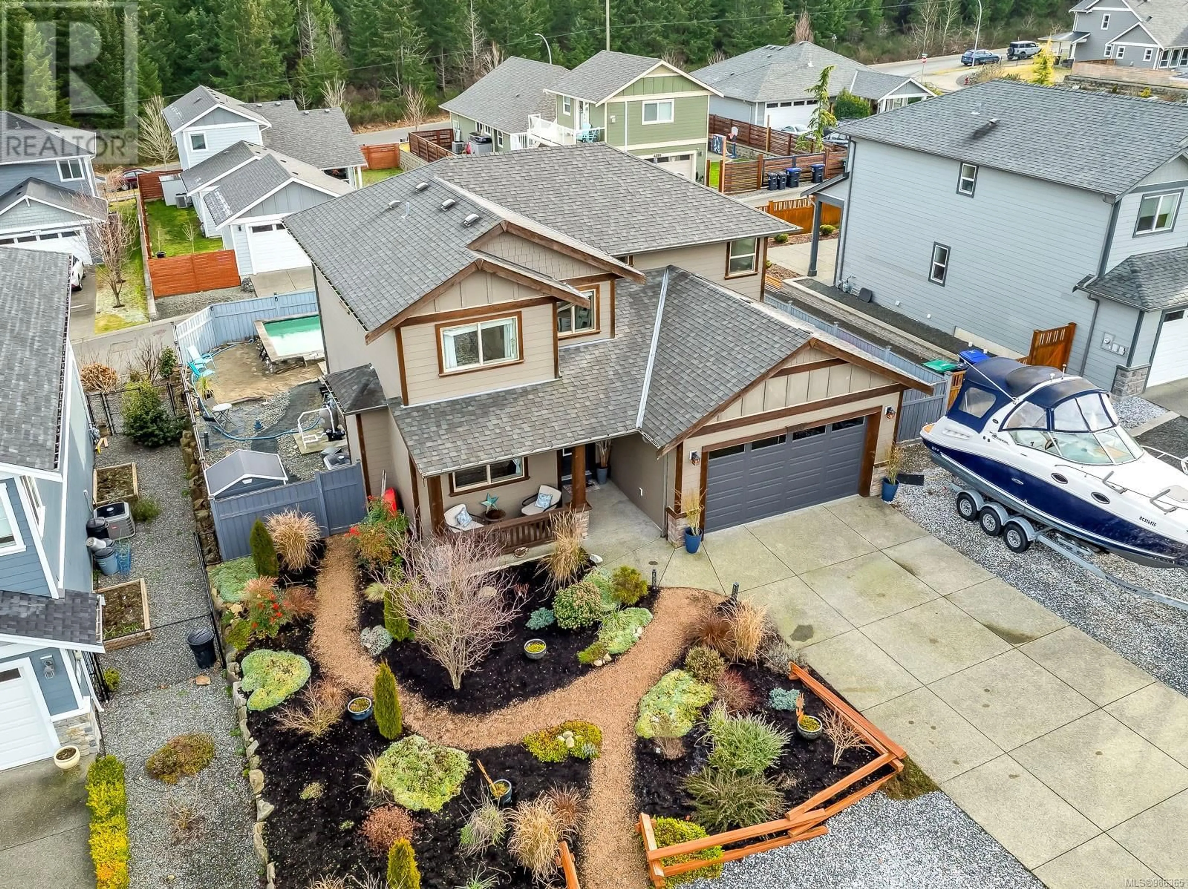 A pic from outside/outdoor area/front of a property/back of a property/a pic from drone, street for 4060 Southwalk Dr, Courtenay British Columbia V9N0B3