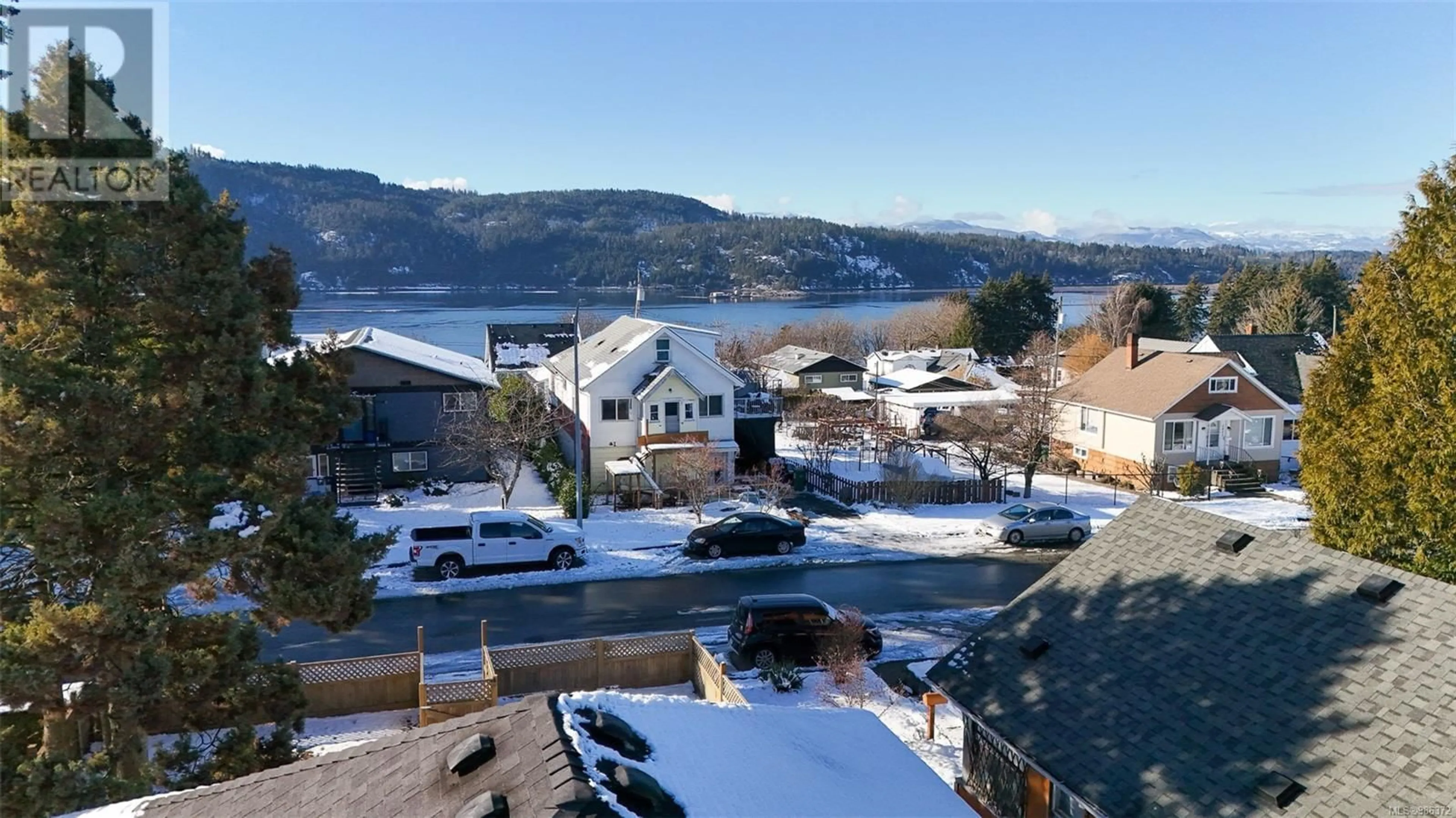 A pic from outside/outdoor area/front of a property/back of a property/a pic from drone, mountain view for 2833 2nd Ave, Port Alberni British Columbia V9Y1Z4