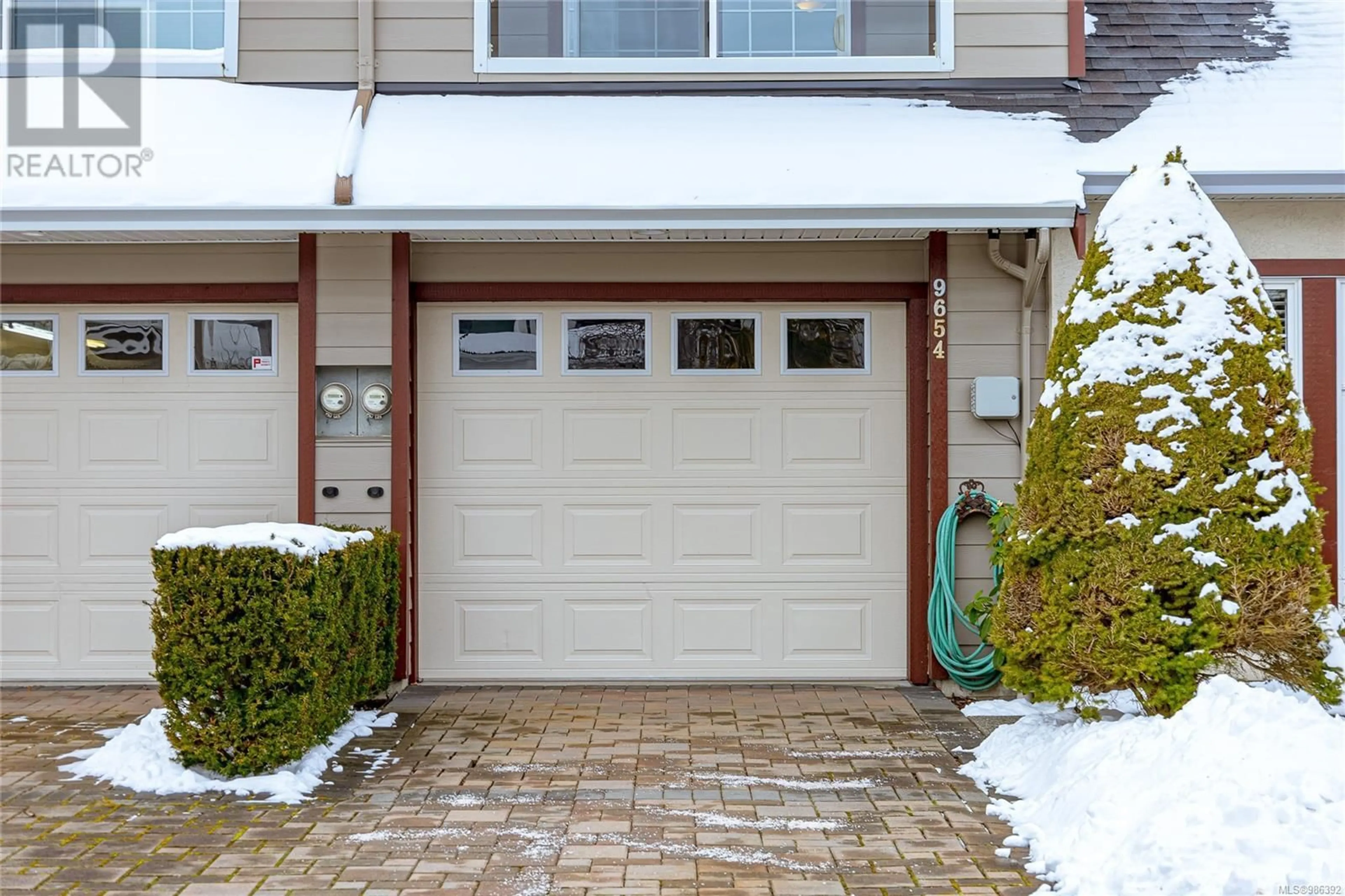 Indoor entryway for 9654 First St, Sidney British Columbia V8L3C9