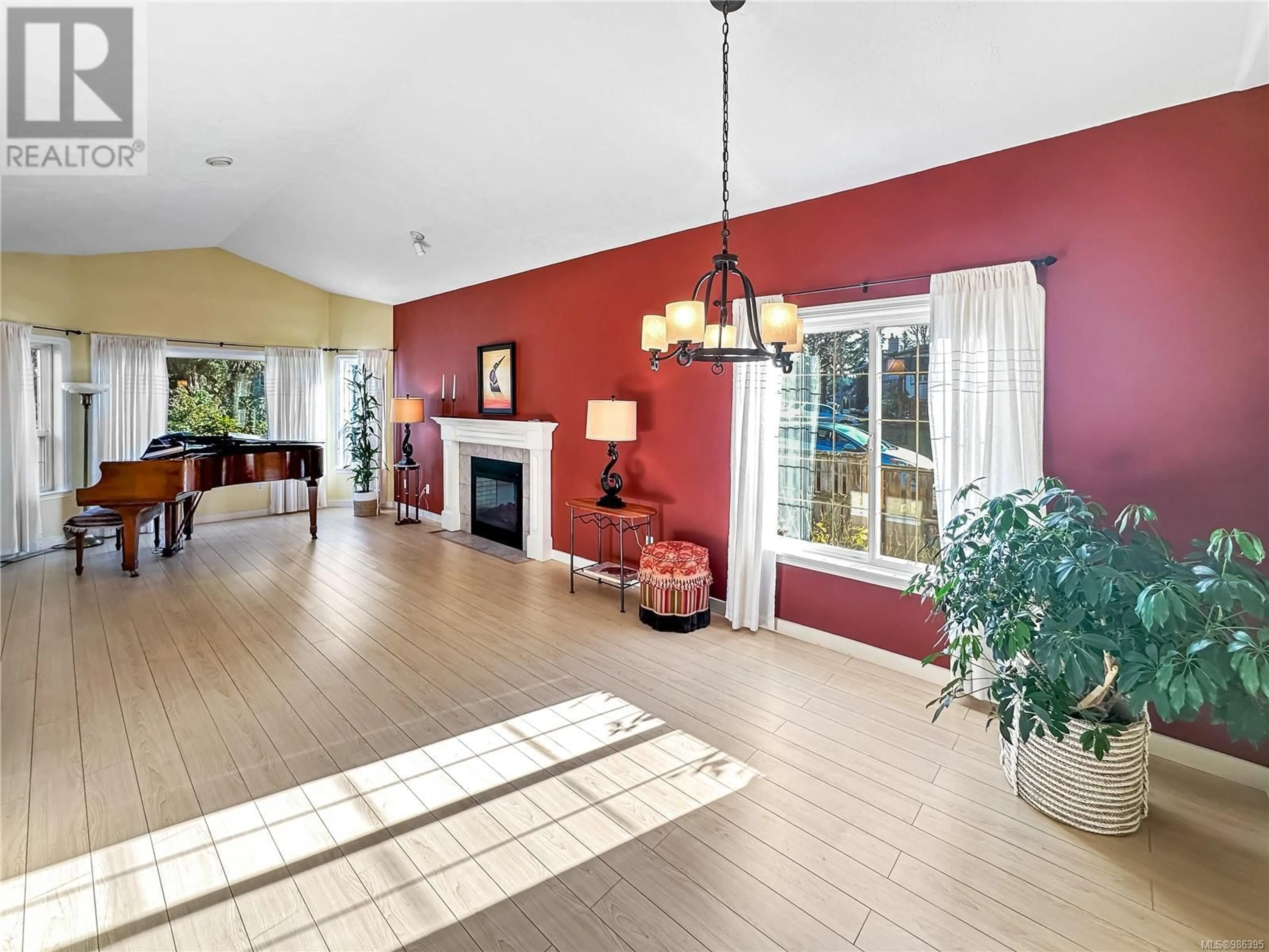 Indoor foyer for 1056 Holly Park Rd, Central Saanich British Columbia V8M2H1