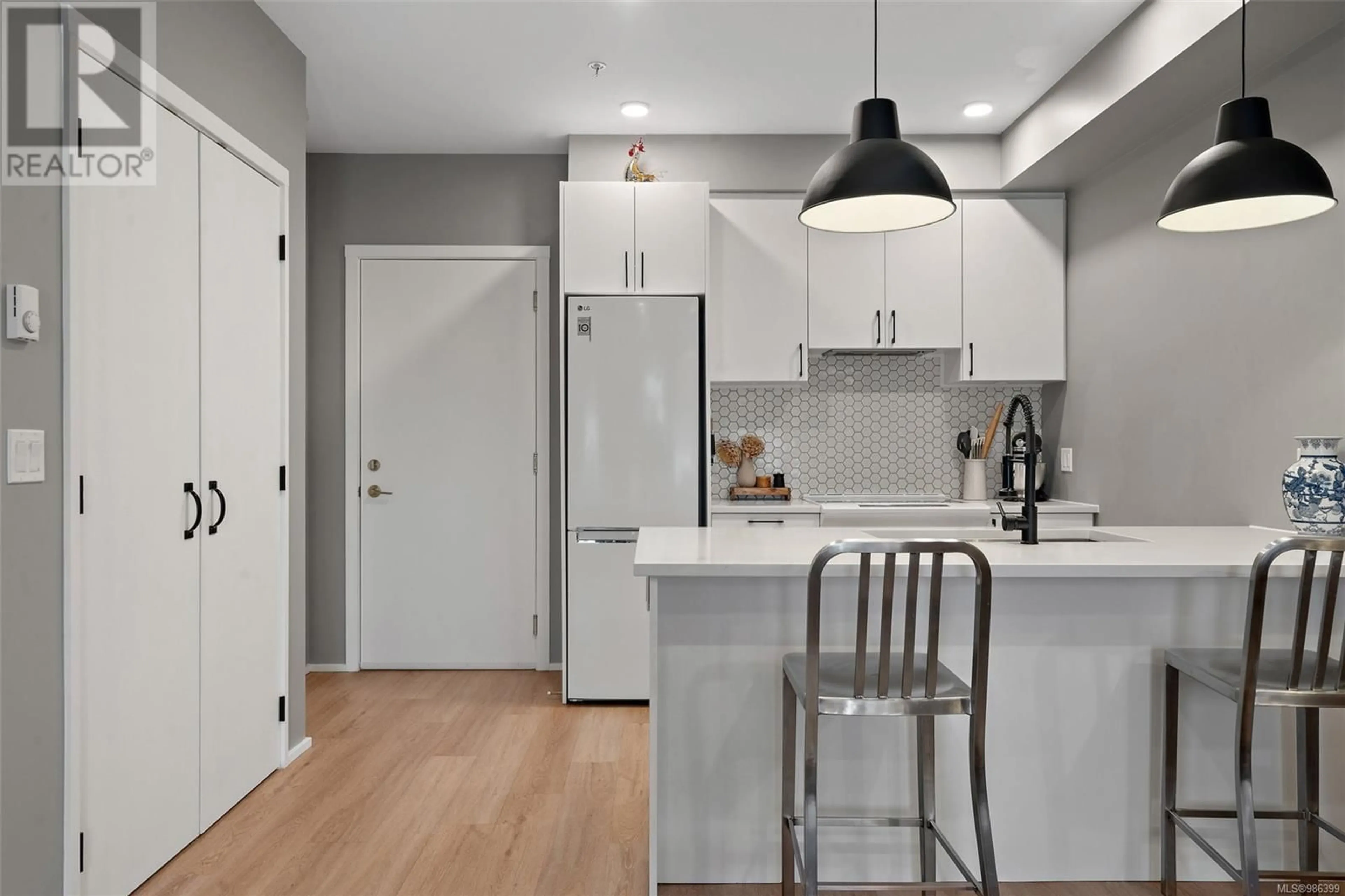 Open concept kitchen, unknown for 203 2348 Beacon Ave, Sidney British Columbia V8L1X3