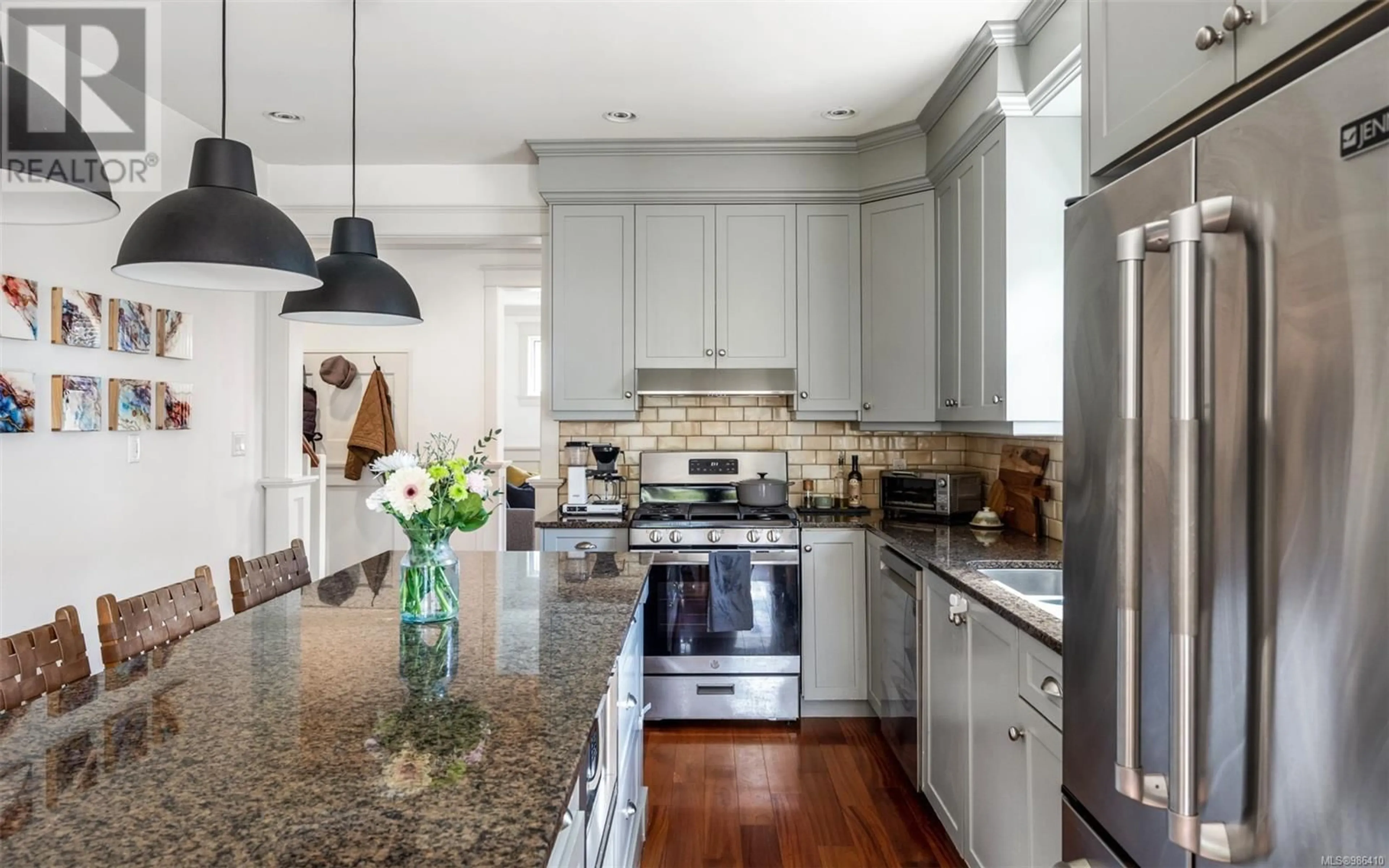 Open concept kitchen, ceramic/tile floor for 590 SIMCOE STREET, Victoria British Columbia V8V1L8