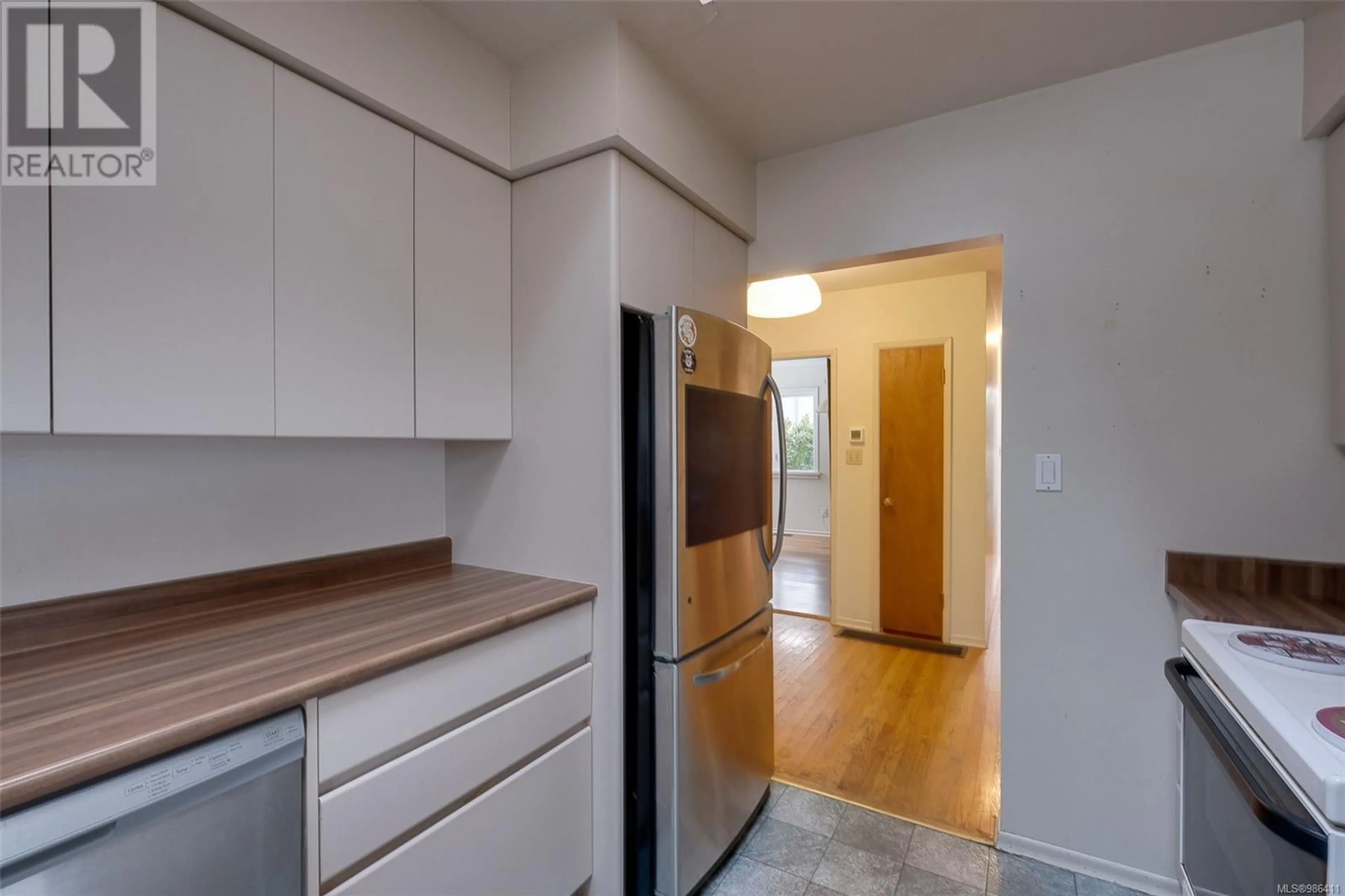 Standard kitchen, wood/laminate floor for 1970 Fairfield Pl, Victoria British Columbia V8S4J4