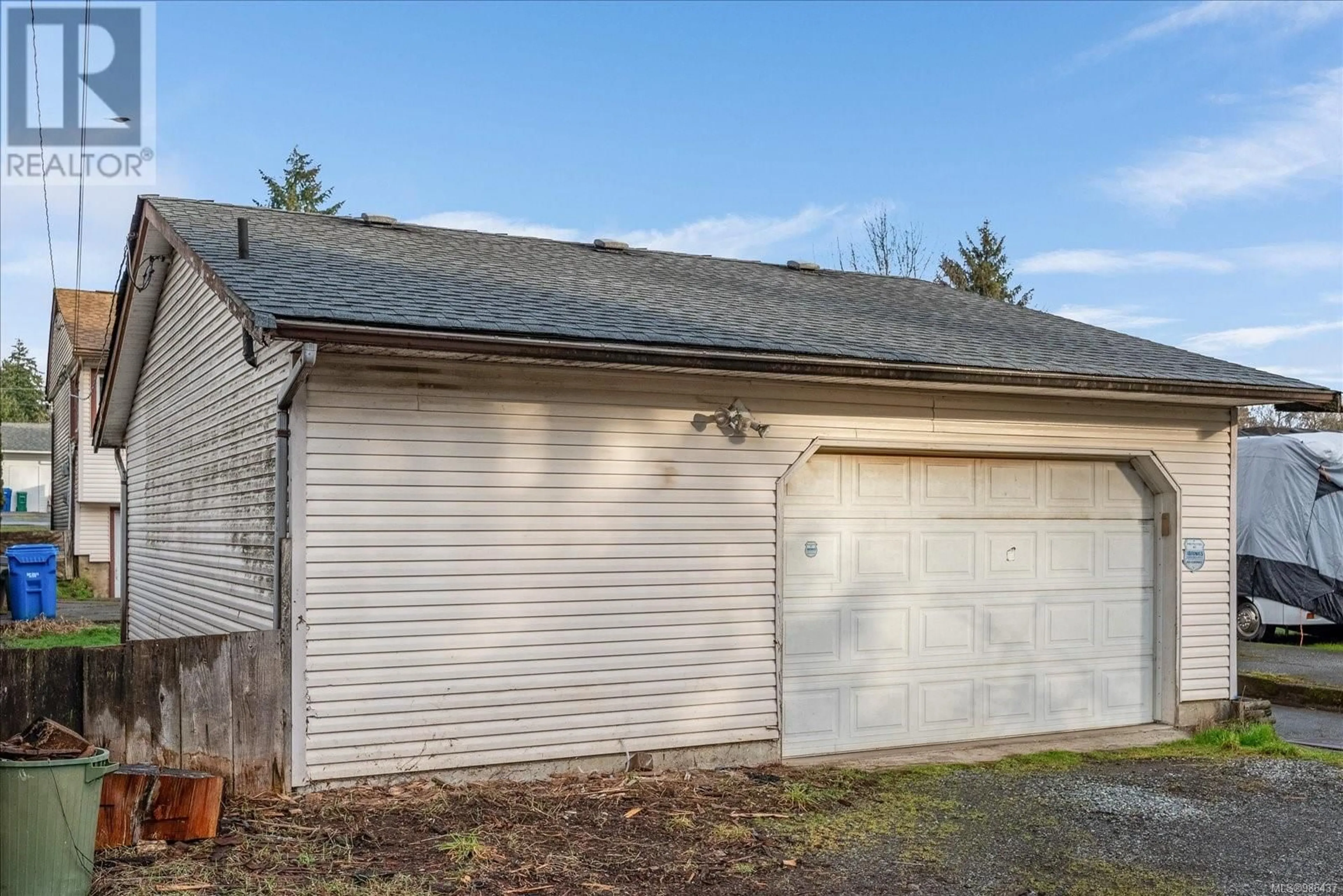 Indoor garage for 703 Stirling Ave, Nanaimo British Columbia V9R4C9