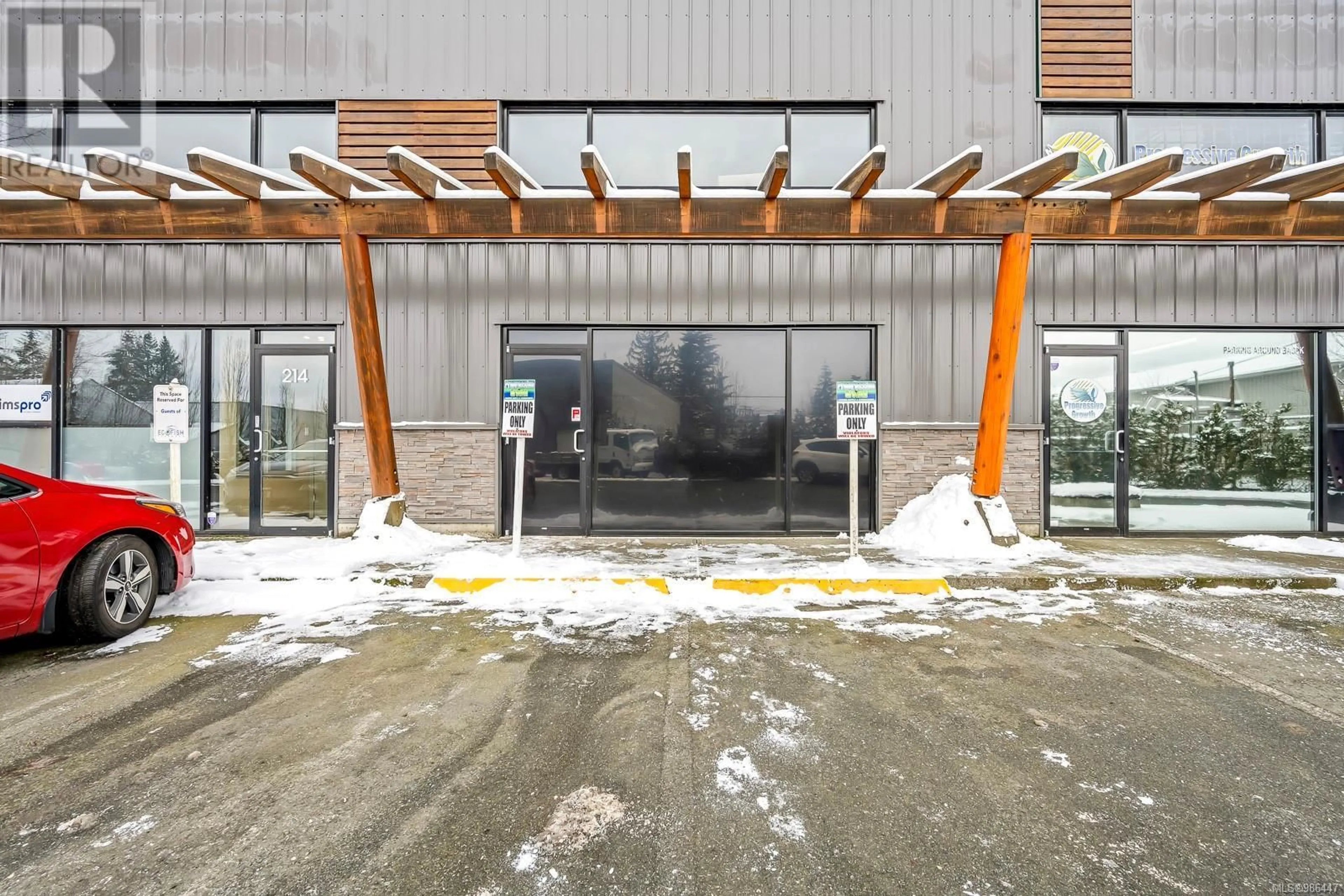 Indoor foyer for 215 - 2459 COUSINS AVENUE, Courtenay British Columbia V9N3N6