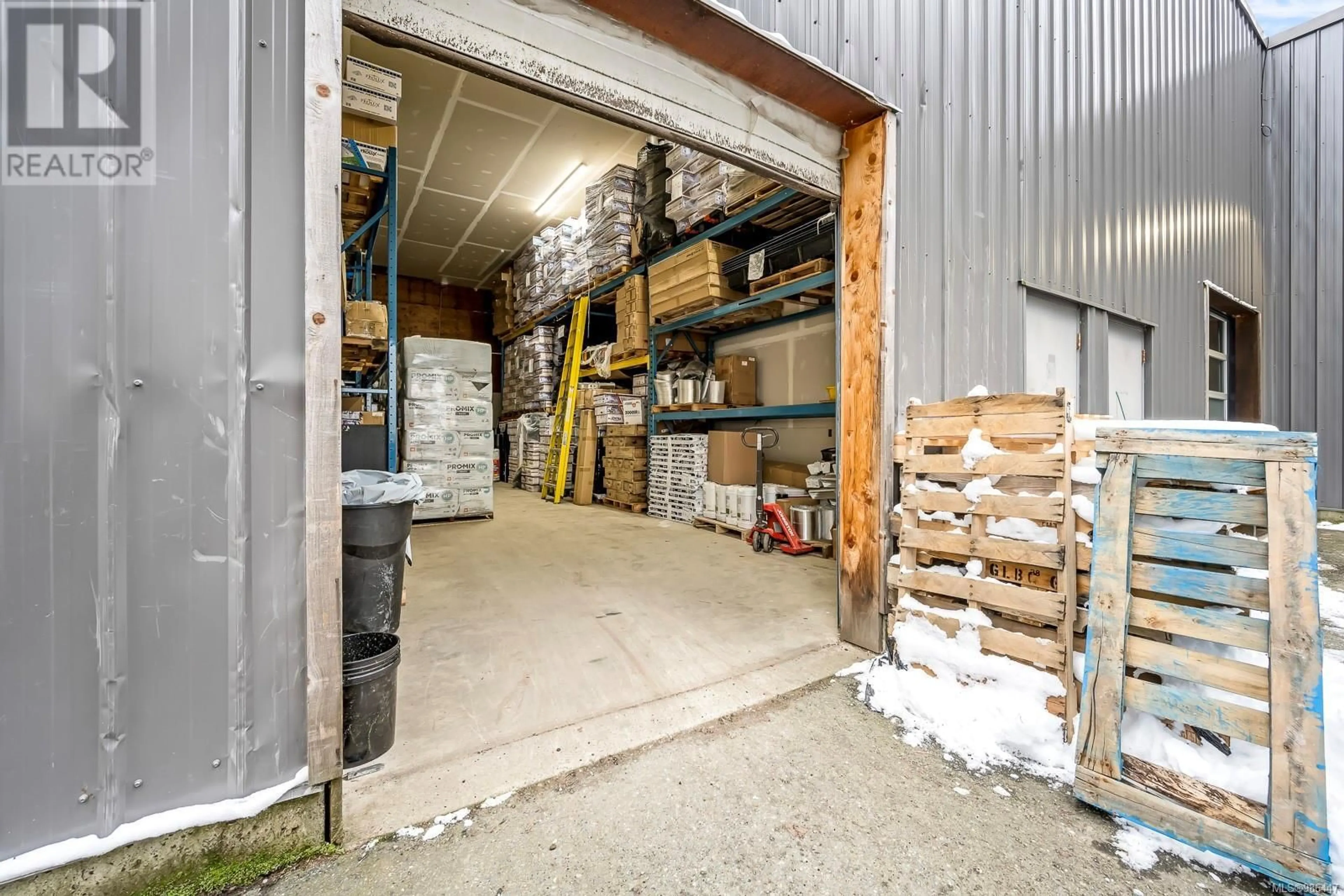 Indoor garage for 215 - 2459 COUSINS AVENUE, Courtenay British Columbia V9N3N6