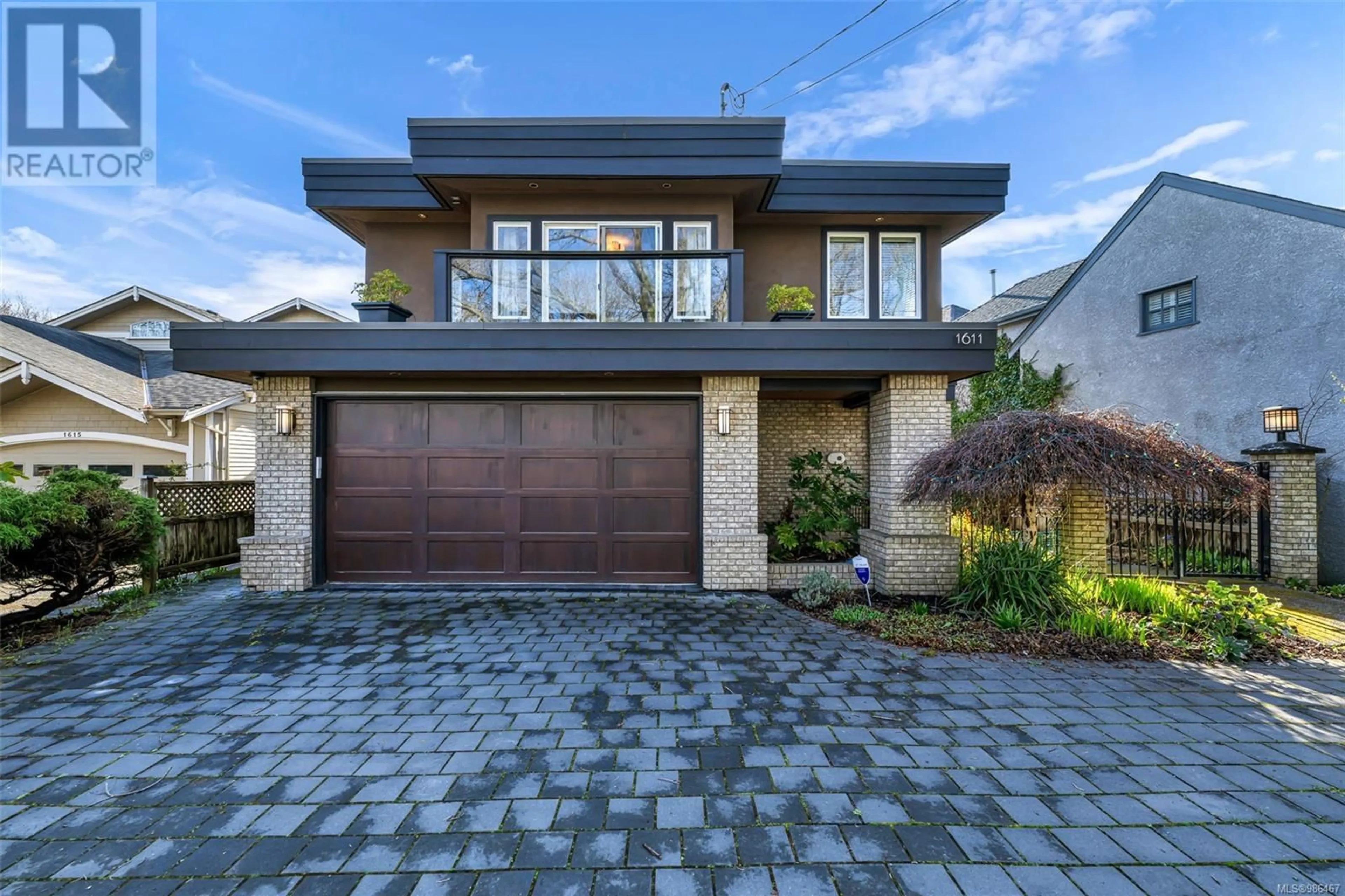 Home with brick exterior material, street for 1611 HOLLYWOOD CRESCENT, Victoria British Columbia V8S1H8