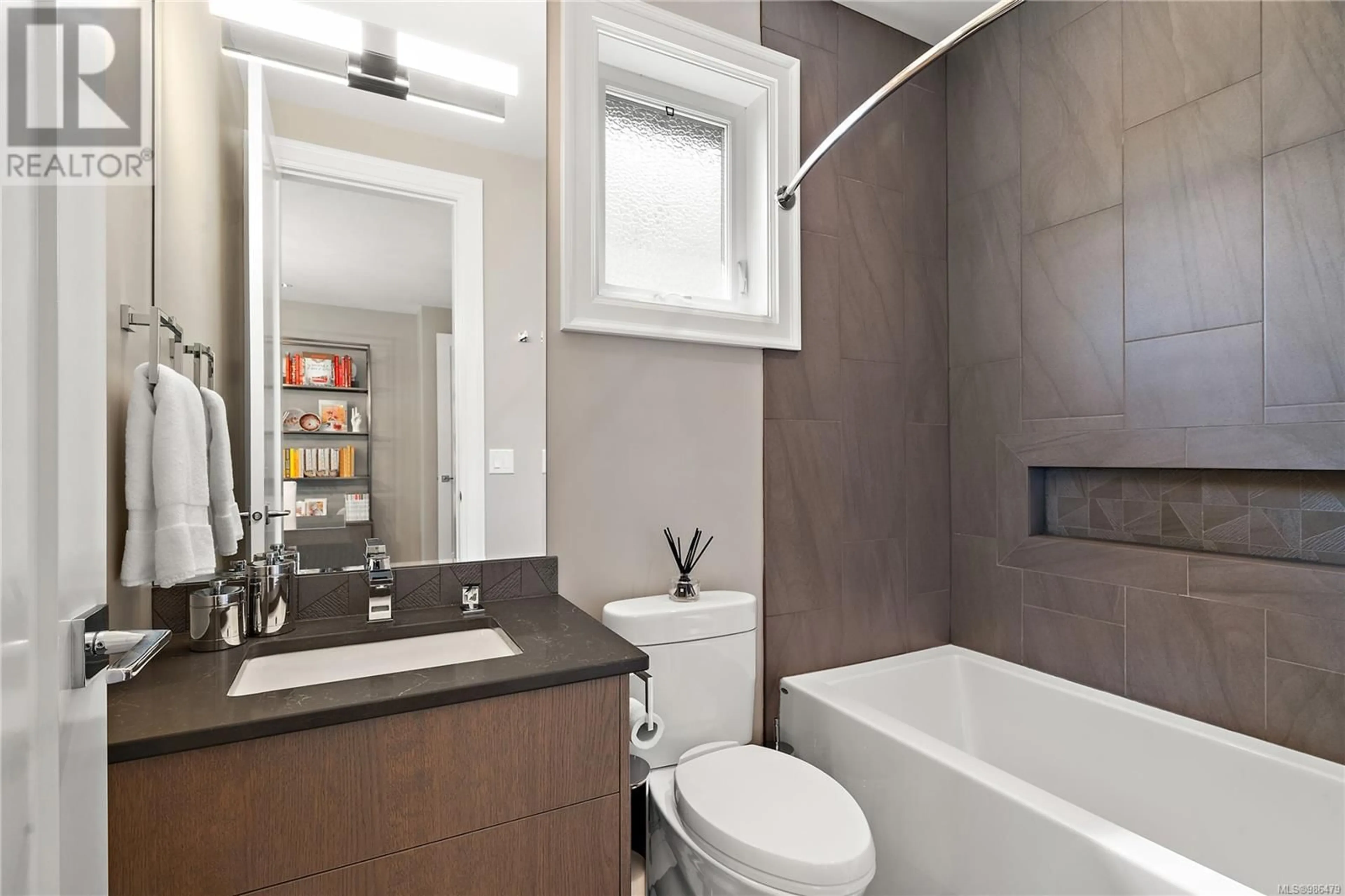 Standard bathroom, ceramic/tile floor for 2685 Burdick Ave, Oak Bay British Columbia V8R3L8