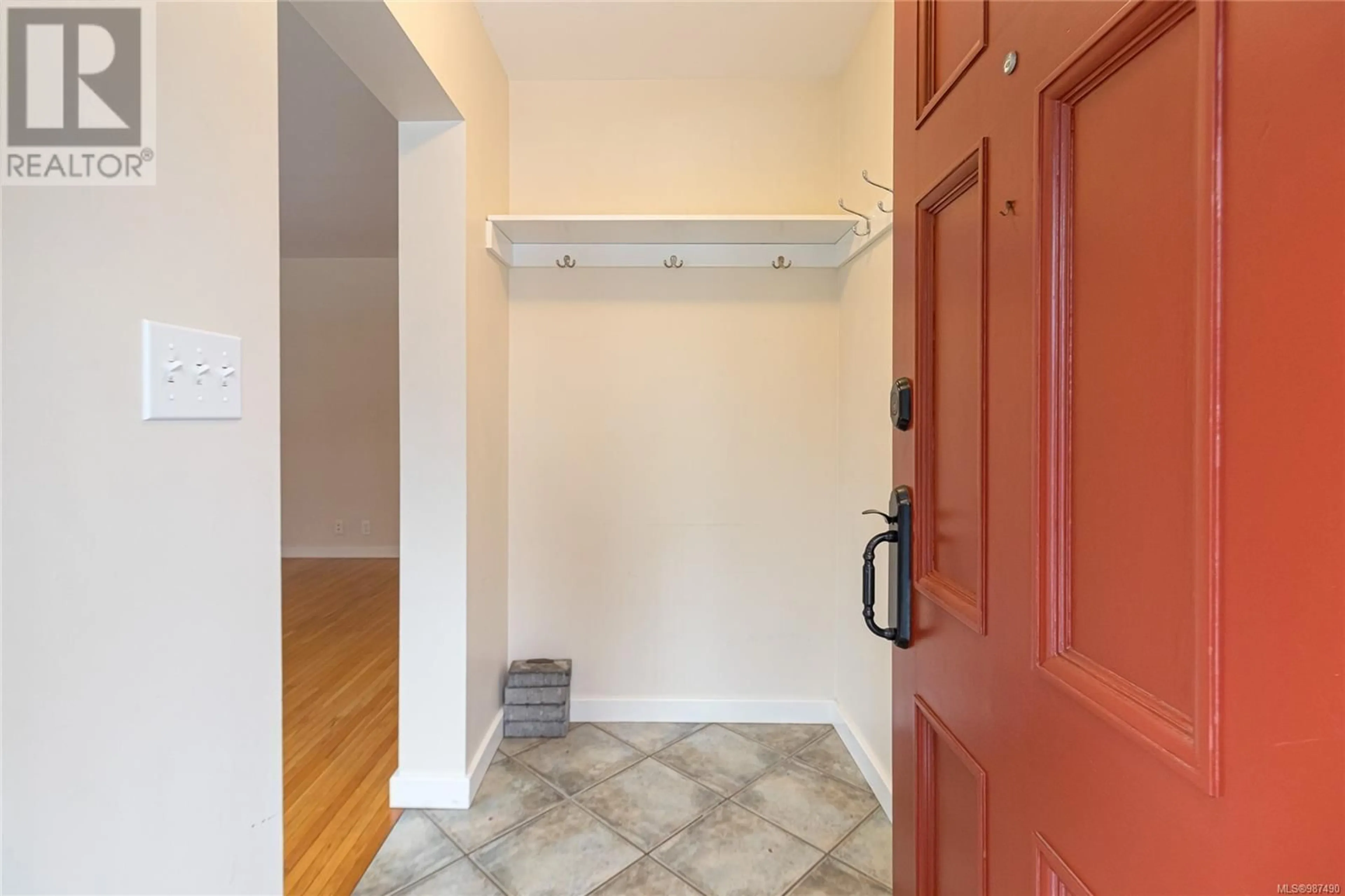 Indoor entryway for 402 Cook St, Victoria British Columbia V8V3Y1