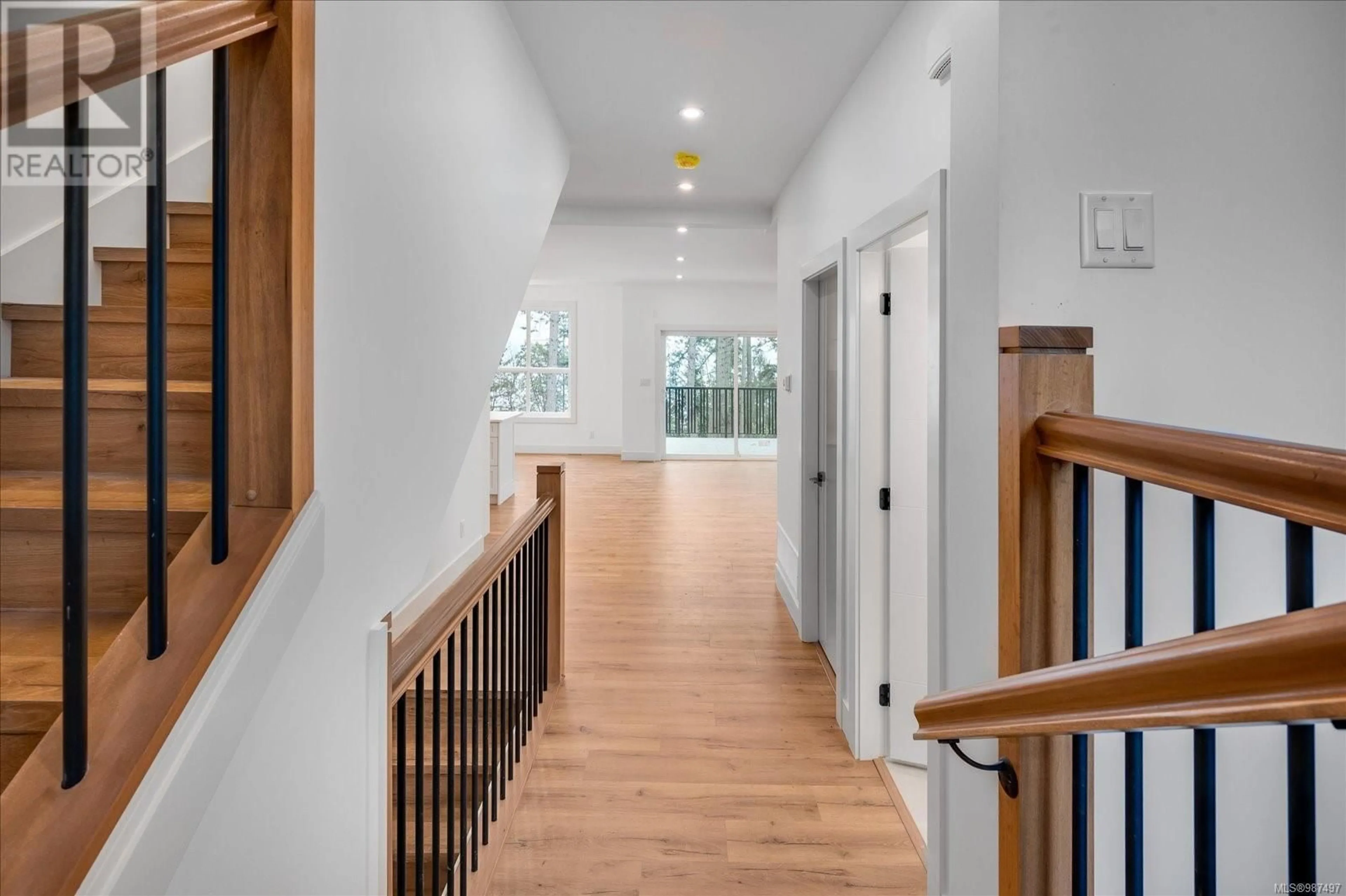 Indoor foyer for 949 Harbour View St, Nanaimo British Columbia V9R0K5