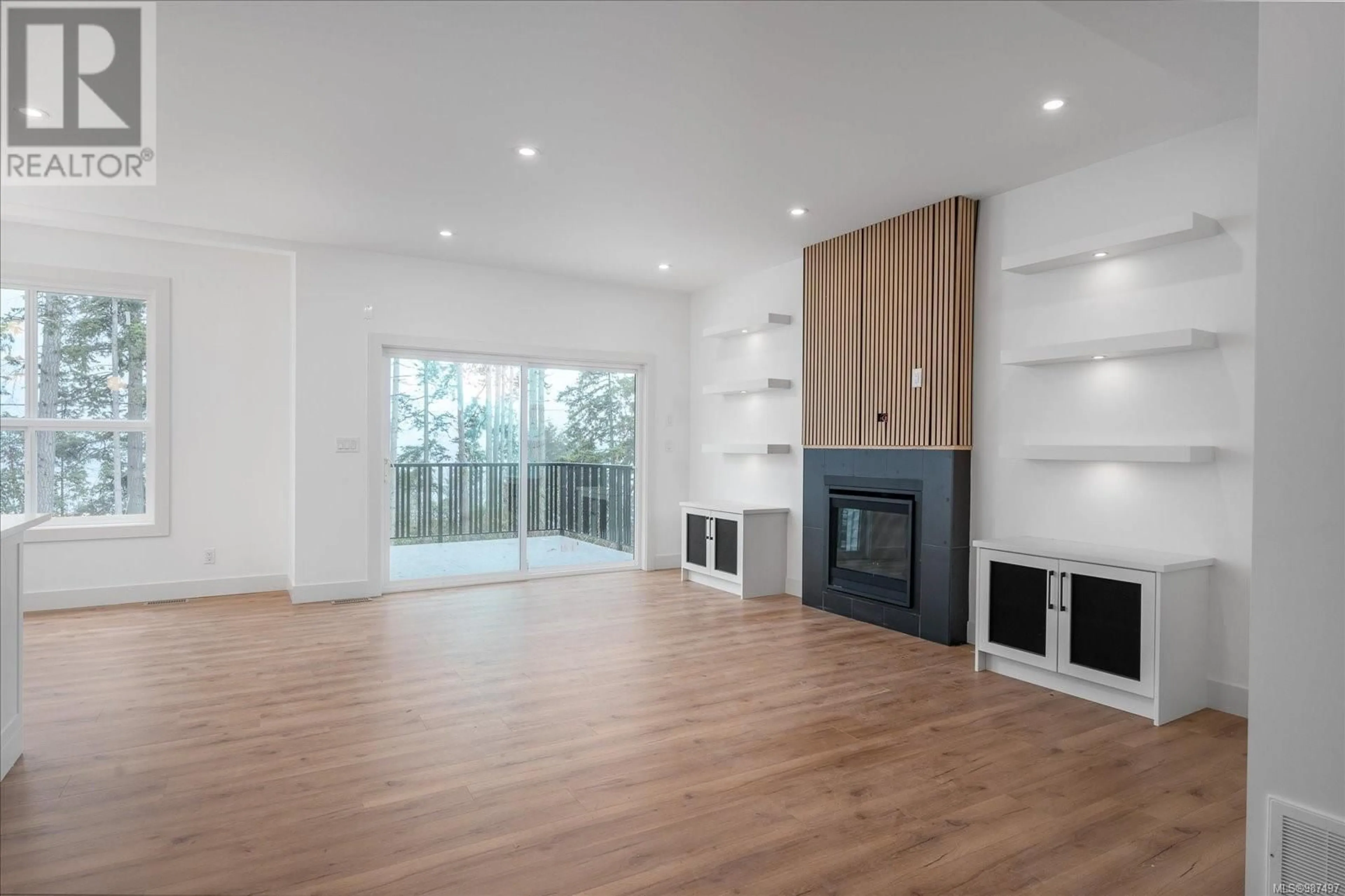 Living room with furniture, wood/laminate floor for 949 Harbour View St, Nanaimo British Columbia V9R0K5