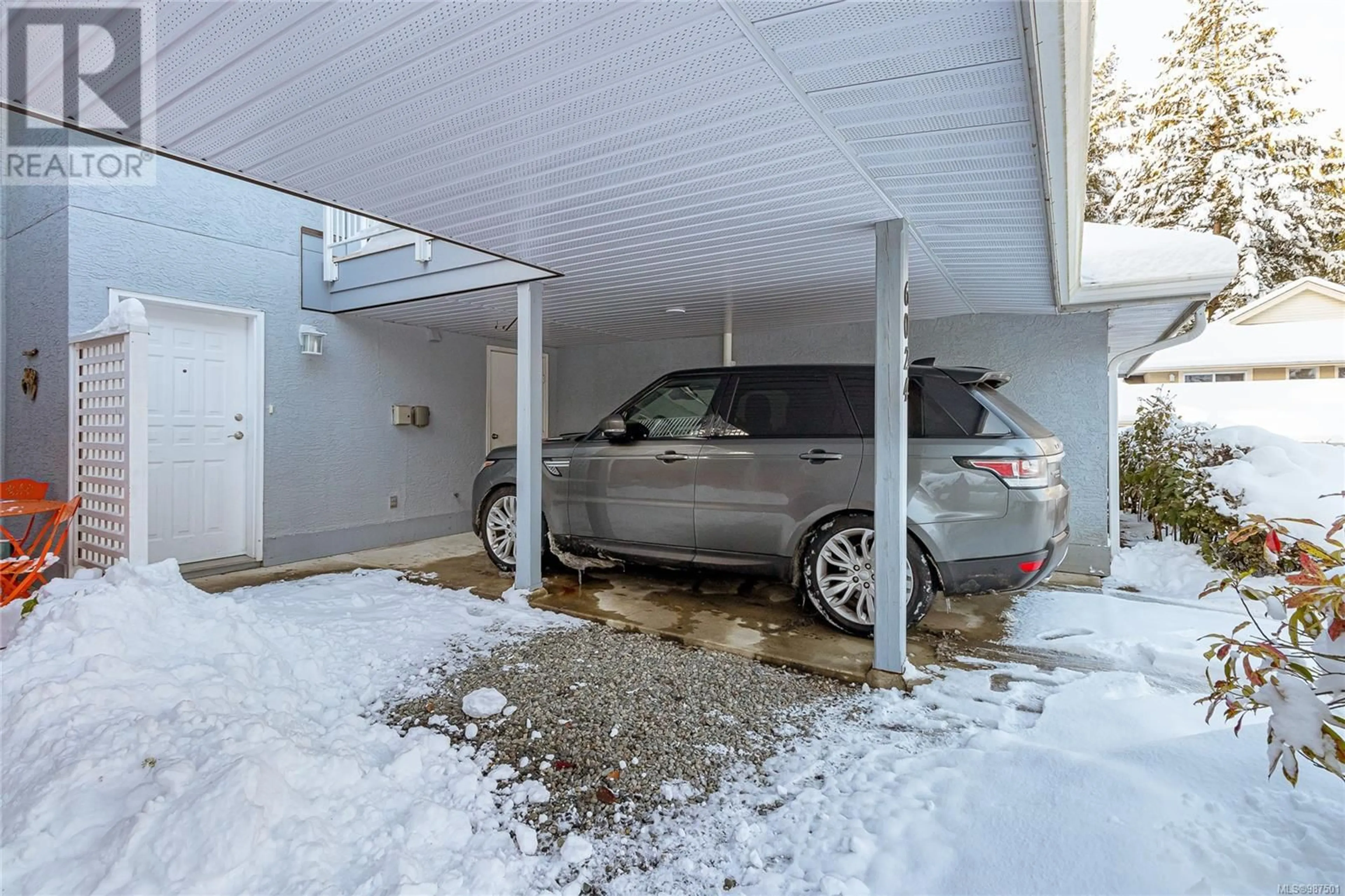 Indoor garage for 6024 Jake's Pl, Nanaimo British Columbia V9T6E7