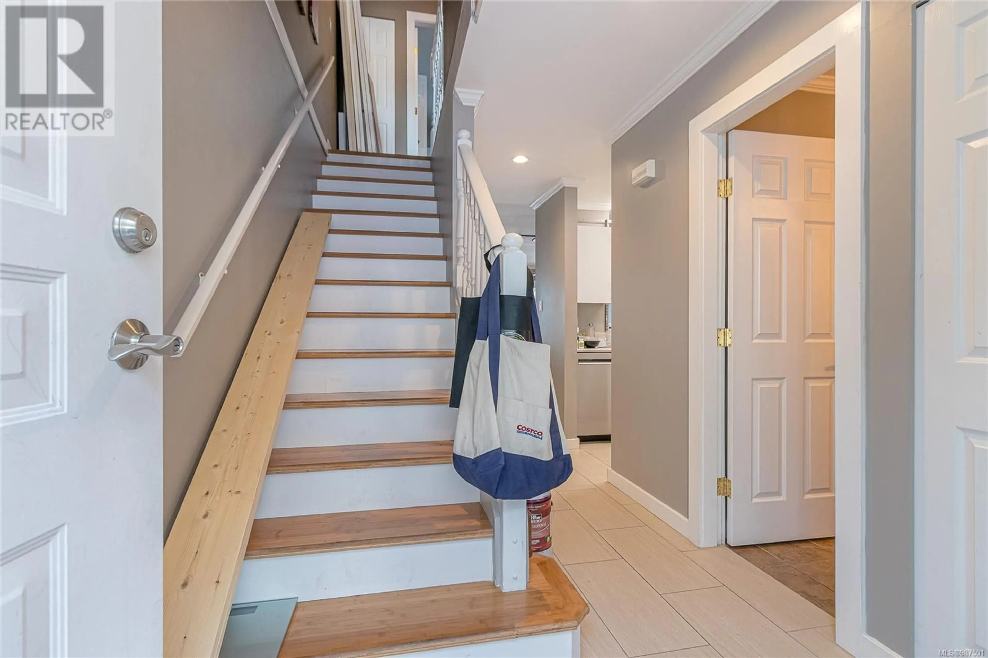 Indoor entryway for 6024 Jake's Pl, Nanaimo British Columbia V9T6E7