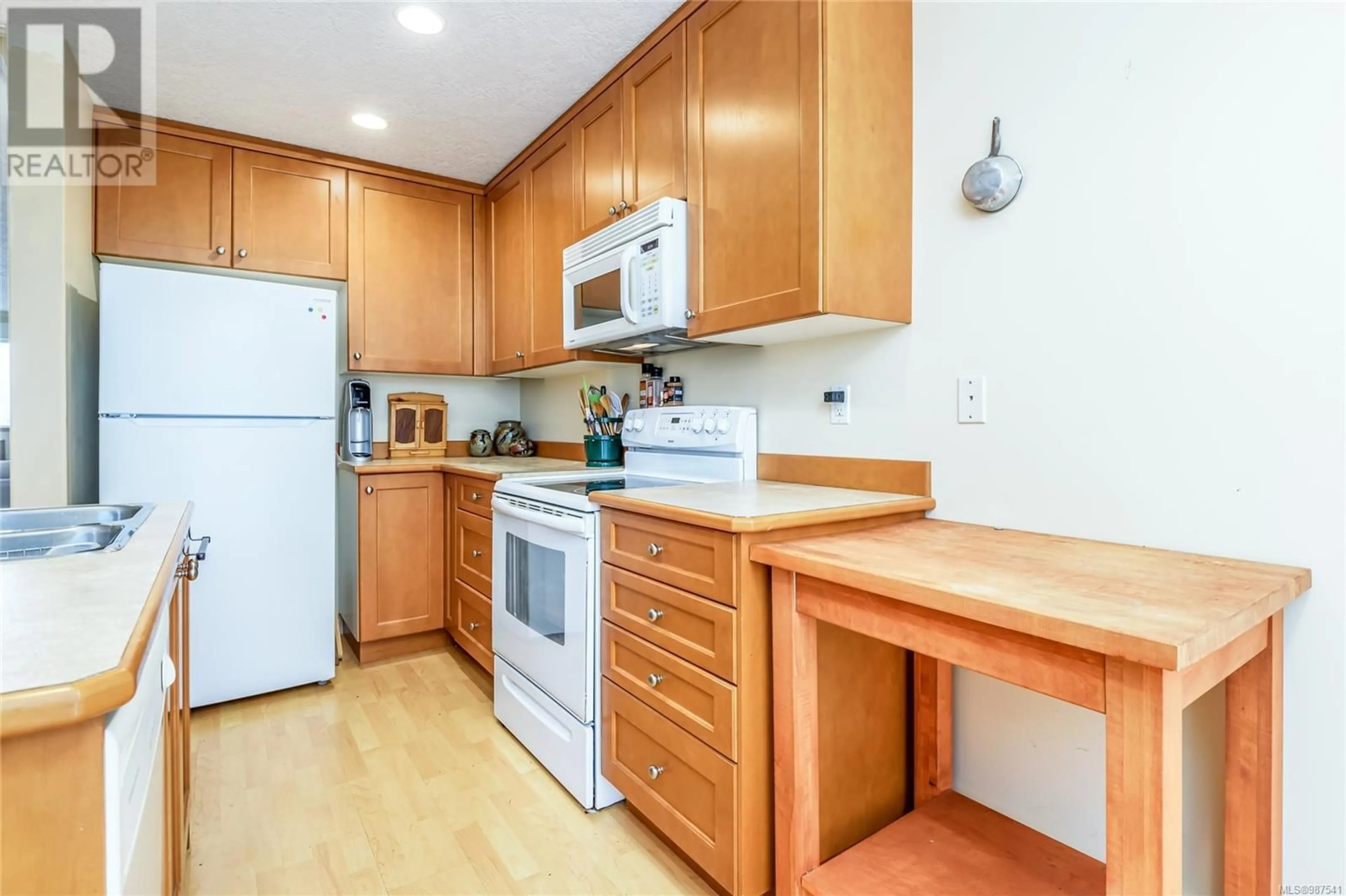 Standard kitchen, wood/laminate floor for 3 2475 Mansfield Dr, Courtenay British Columbia V9N2M2