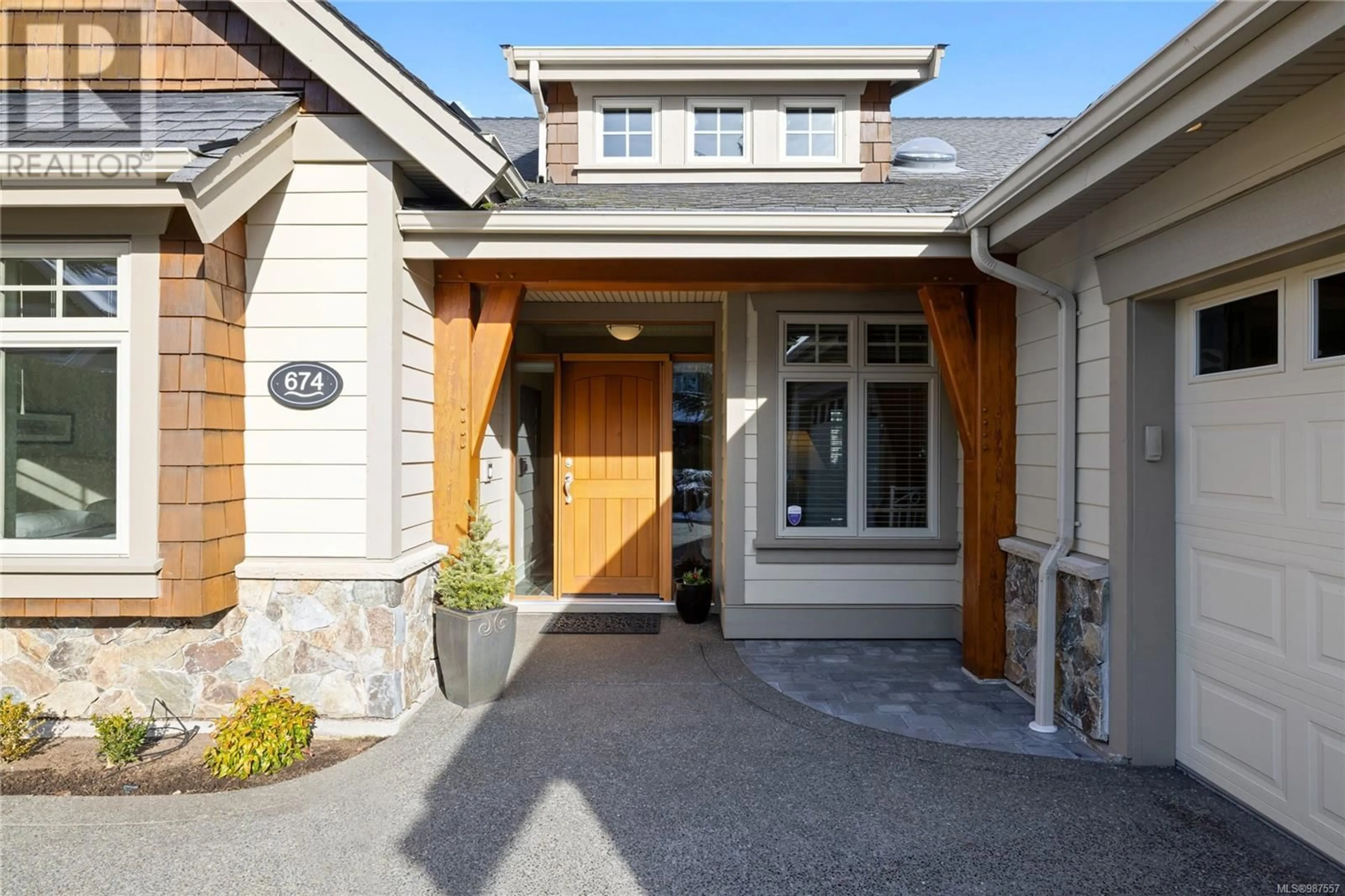 Indoor entryway for 674 Eaglewood Crt, Qualicum Beach British Columbia V9K0A3