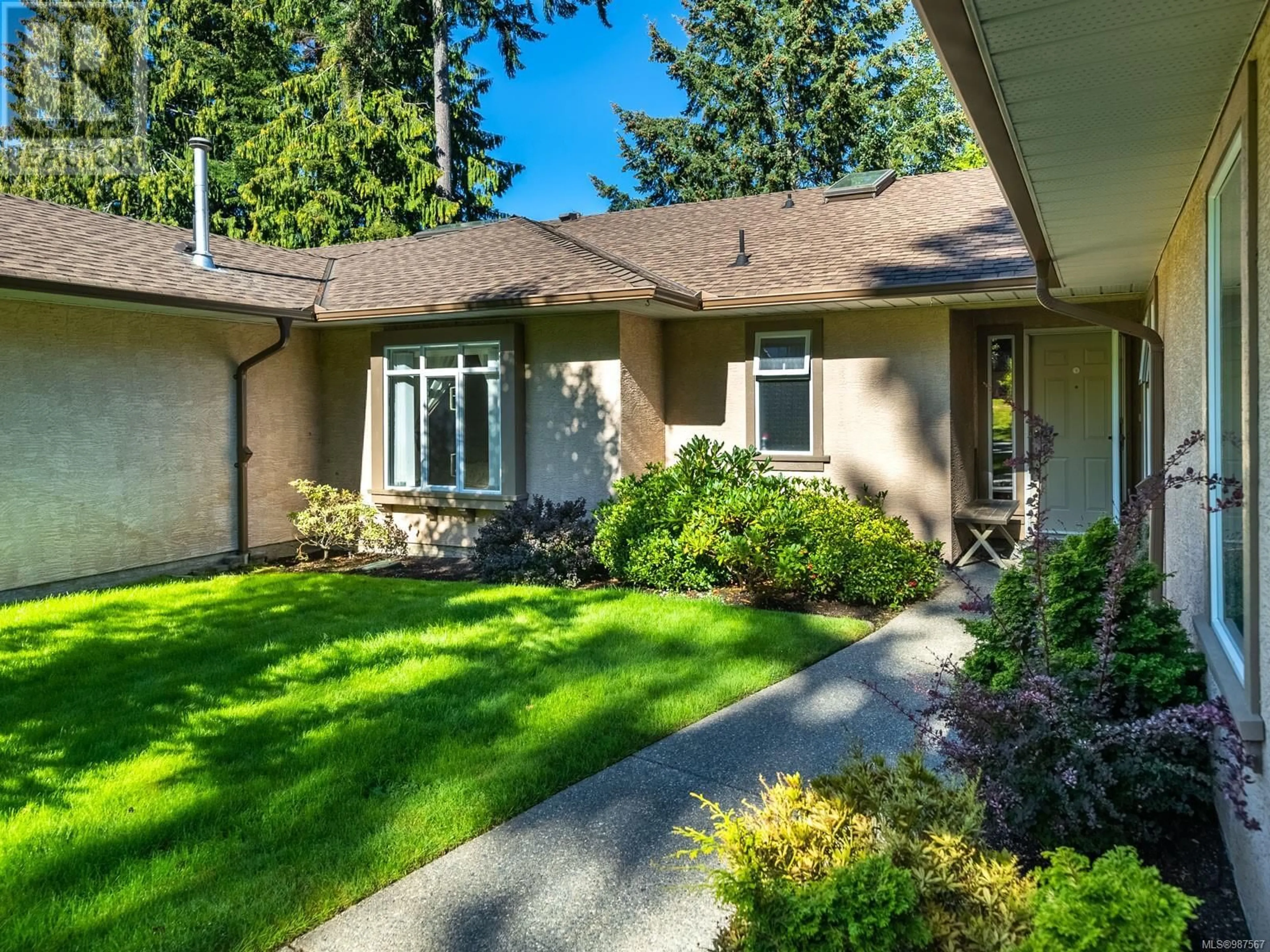 Home with vinyl exterior material, street for 21 - 810 CHESTNUT STREET, Qualicum Beach British Columbia V9K2M6