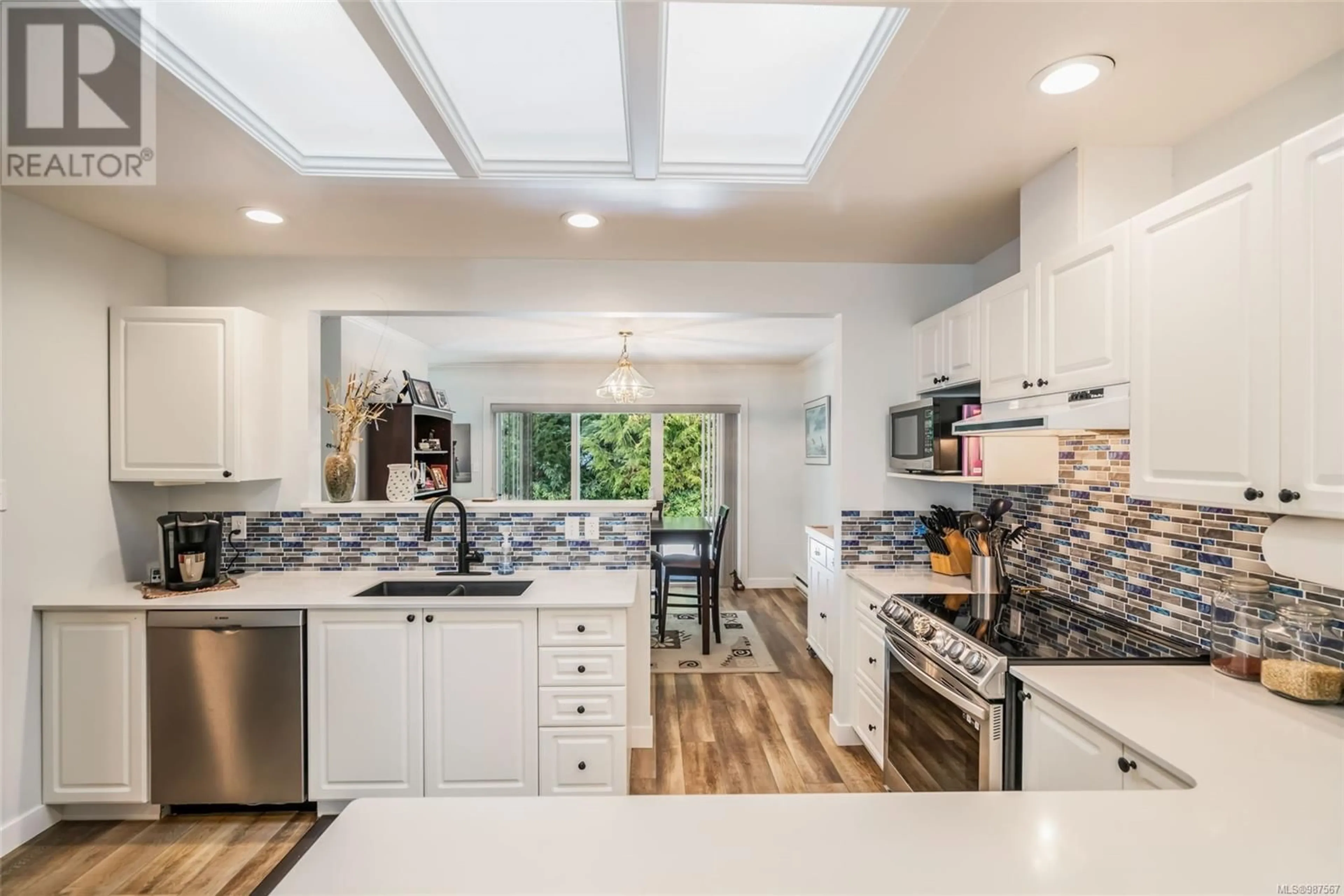 Open concept kitchen, ceramic/tile floor for 21 - 810 CHESTNUT STREET, Qualicum Beach British Columbia V9K2M6