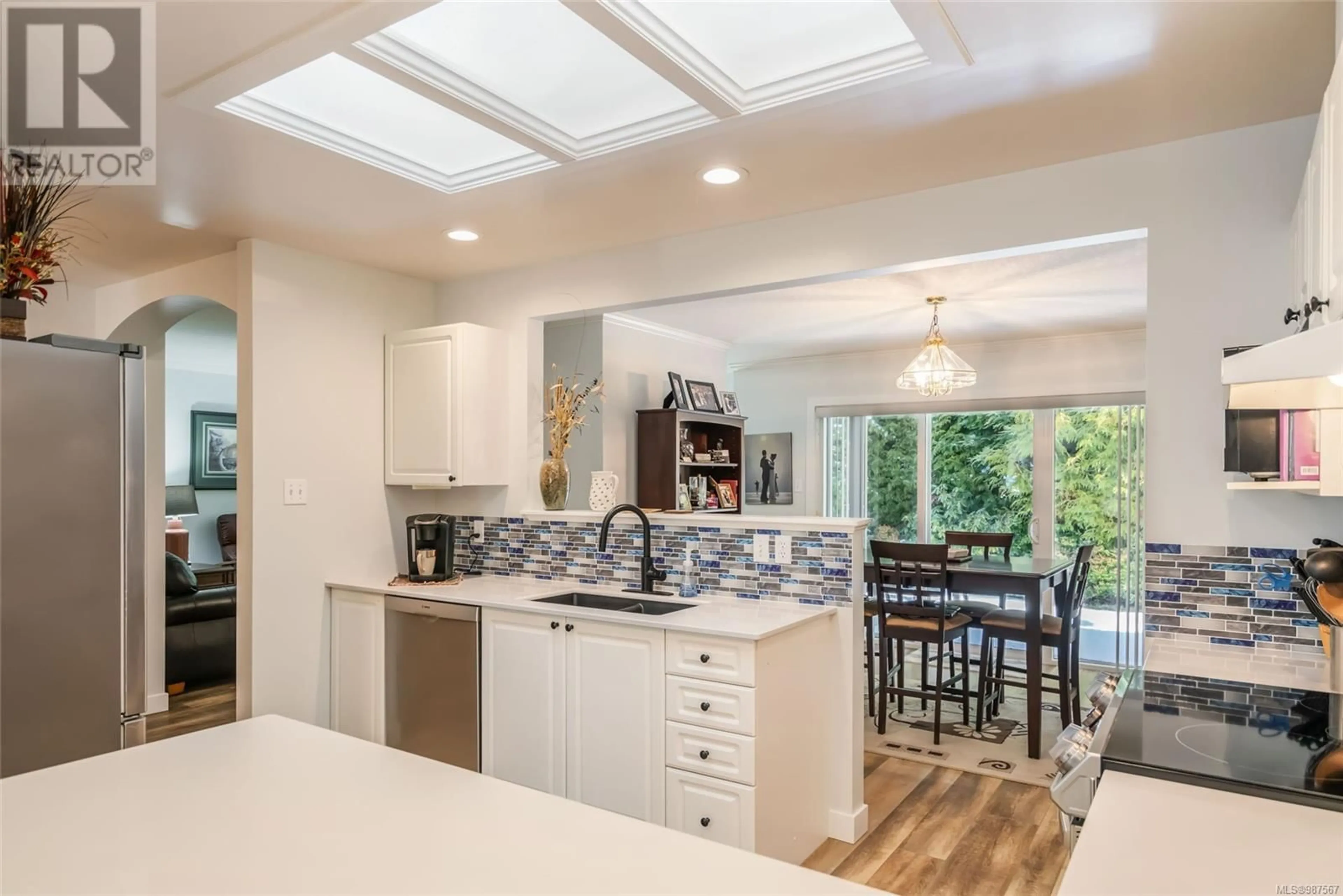 Open concept kitchen, ceramic/tile floor for 21 810 Chestnut St, Qualicum Beach British Columbia V9K2M6