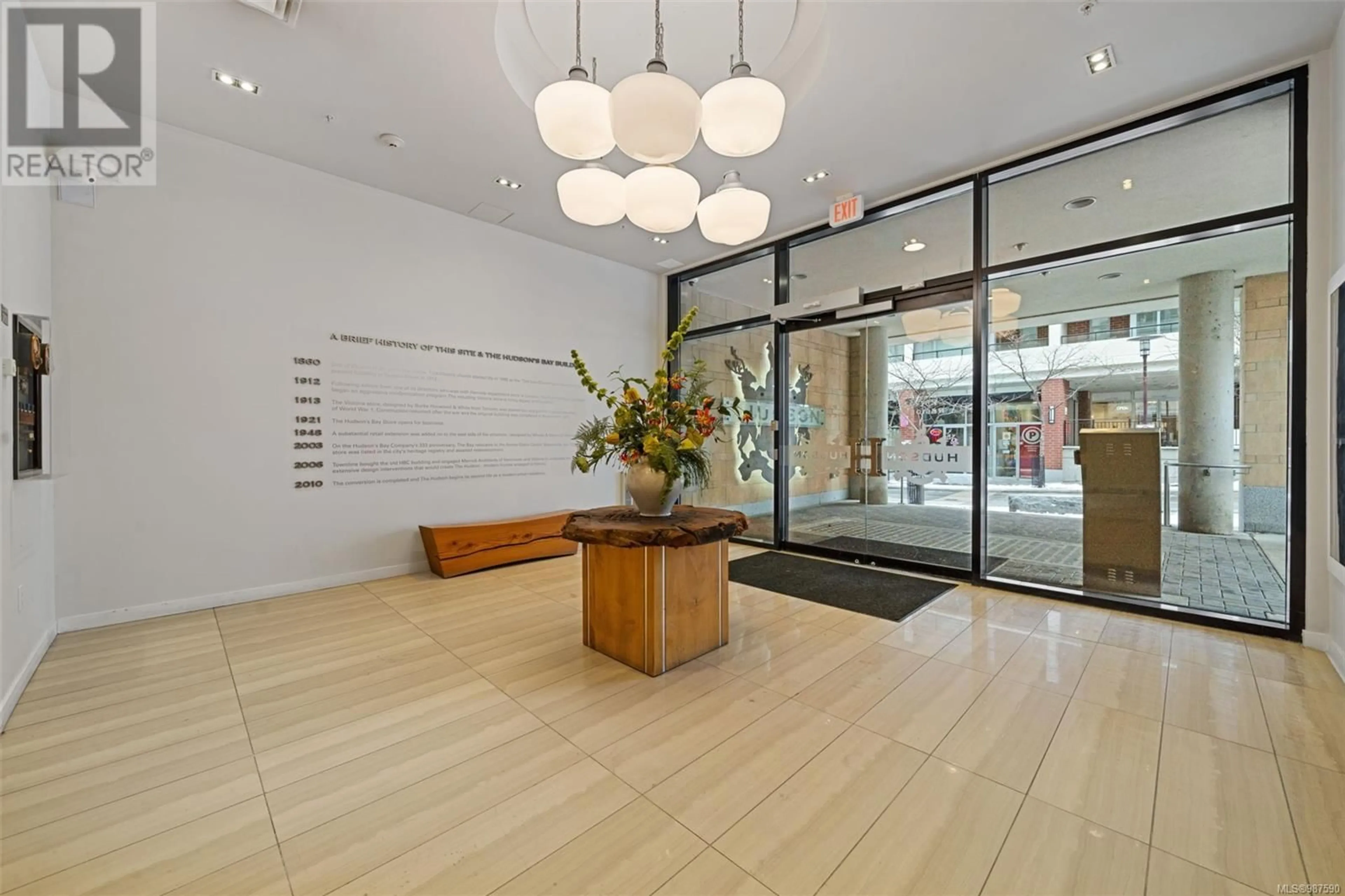 Indoor foyer for 427 770 Fisgard St, Victoria British Columbia V8W0B8