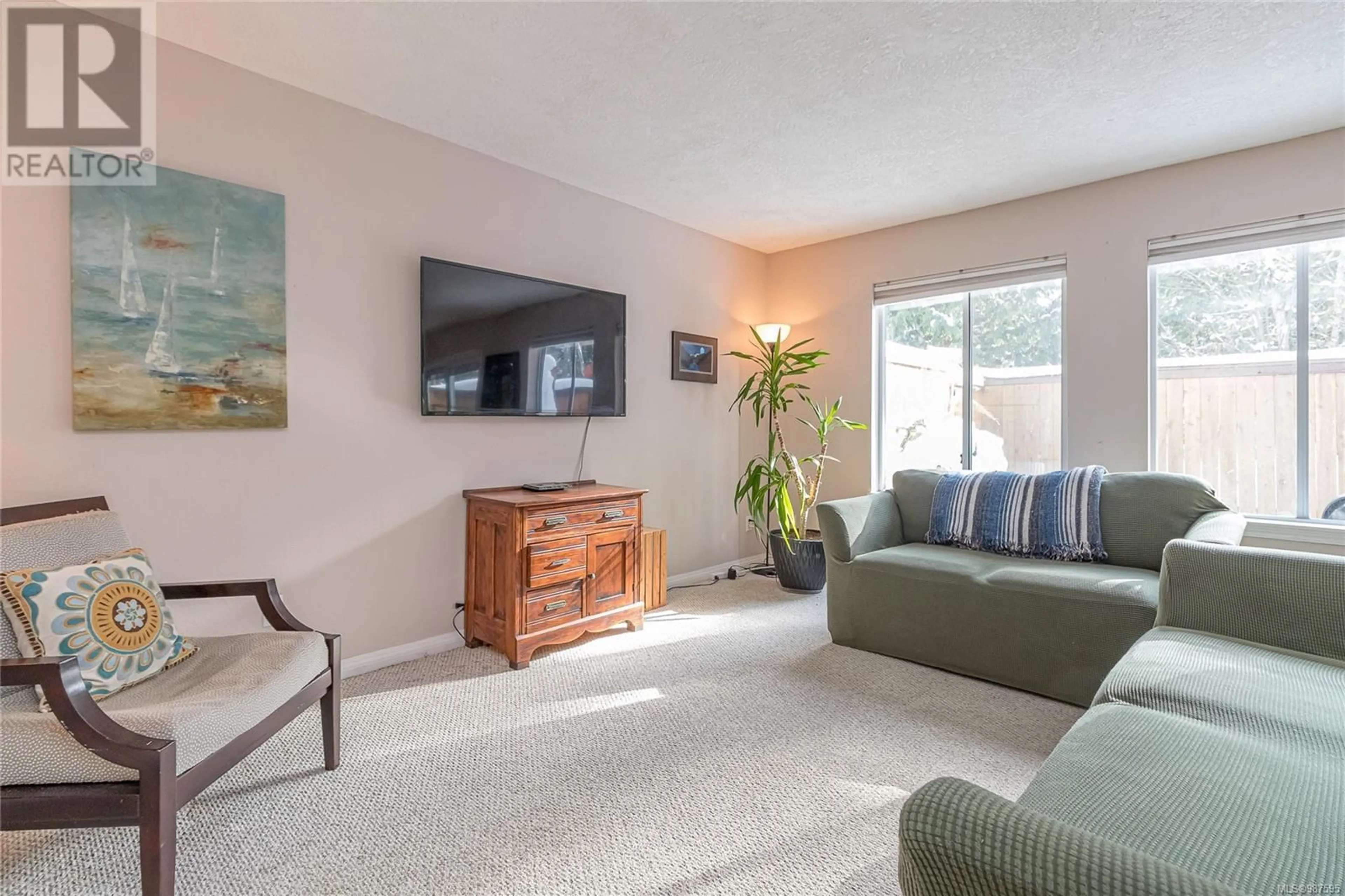 Living room with furniture, carpet floor for 16 711 Malone Rd, Ladysmith British Columbia V9G1S4